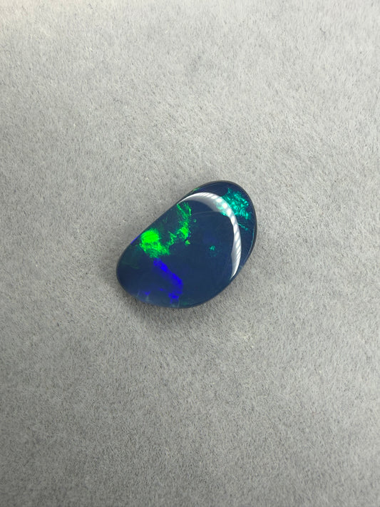 Lightning Ridge Black Opal 2.7 ct mit intensivem blau-grünem Farbspiel