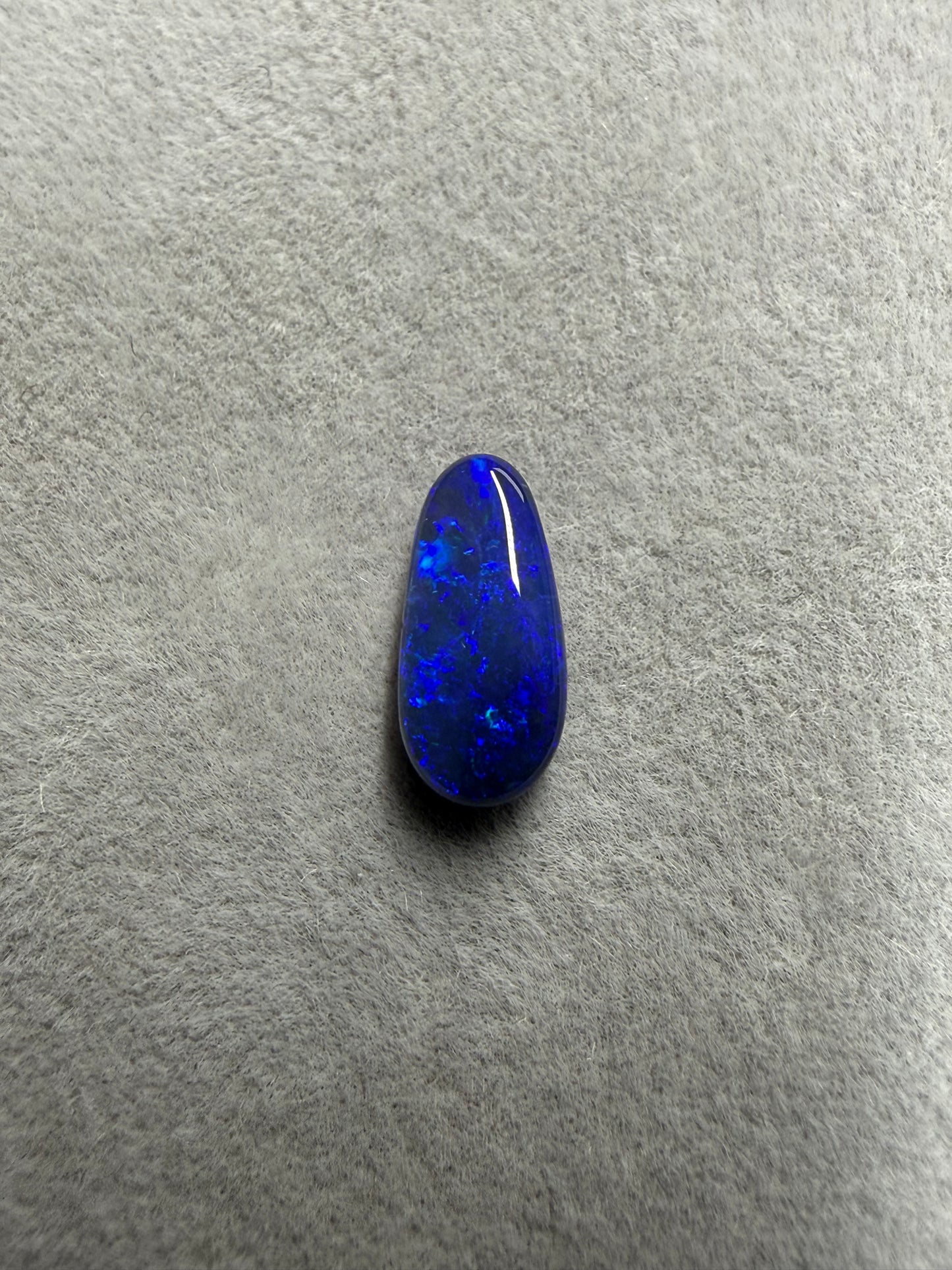 1.2 ct Solid Black Opal – Lightning Ridge, Australien | 10 × 5 × 3 mm