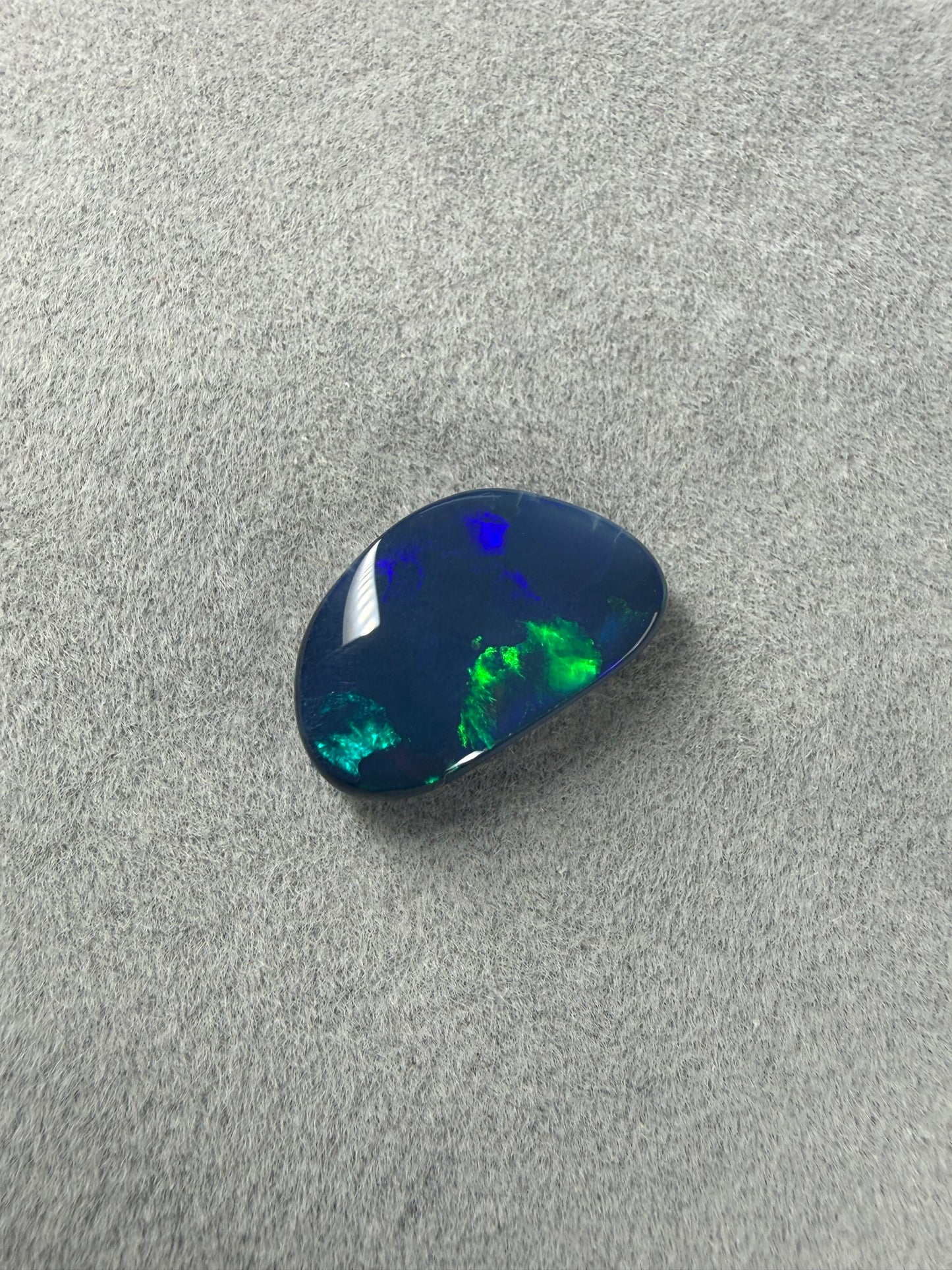 Australischer Black Opal 13x8x4 mm mit elektrischen Blautönen