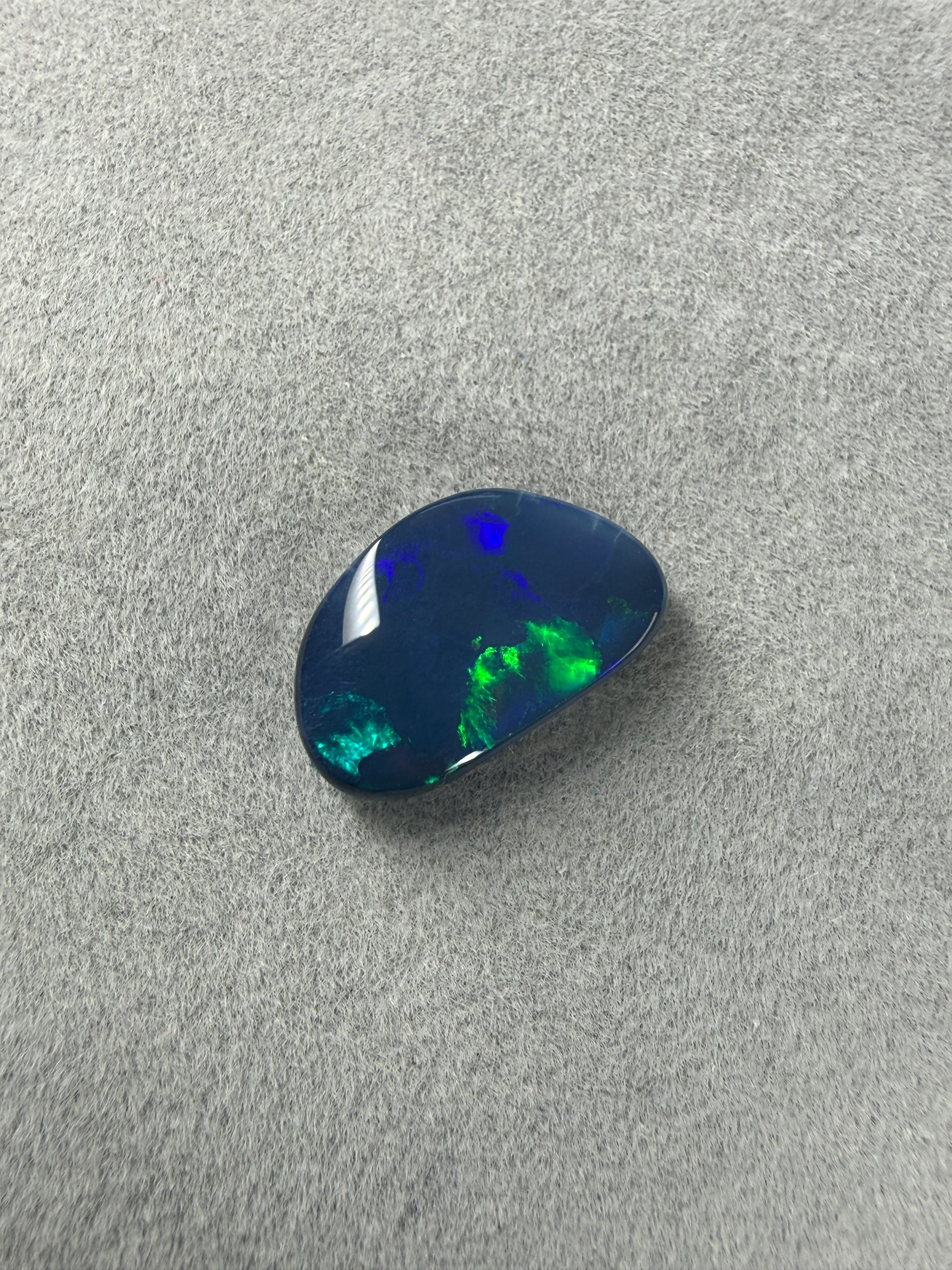 Australischer Black Opal 13x8x4 mm mit elektrischen Blautönen