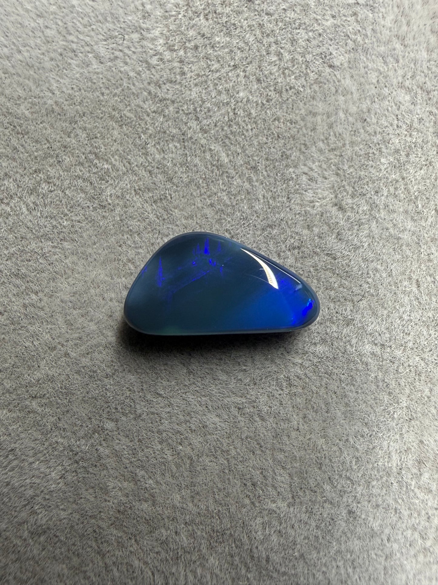 2.0 ct Solid Black Opal – Lightning Ridge, Australien | 12 × 6 × 3 mm