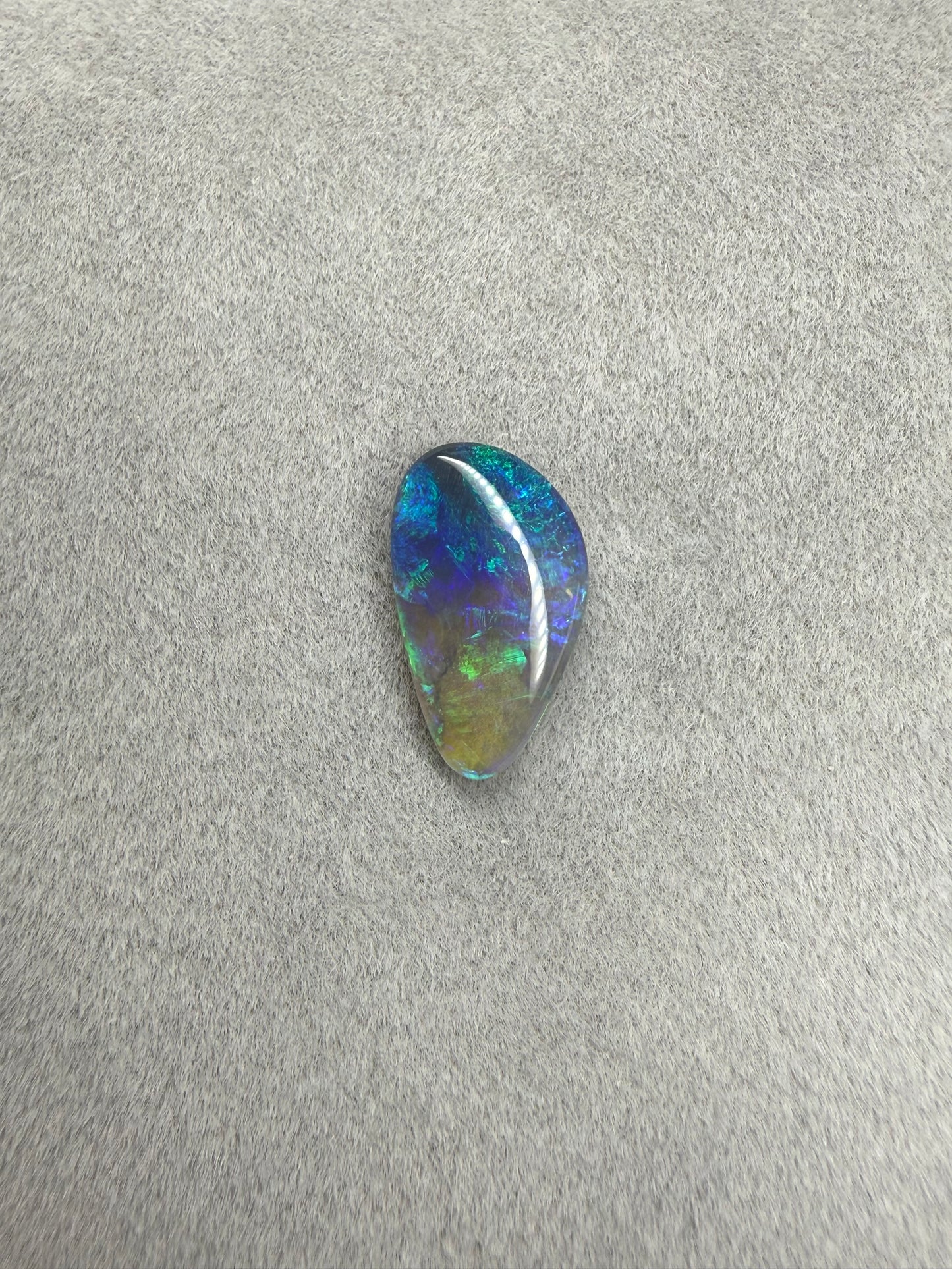 Lightning Ridge Dark Opal 1.2 ct in Freiform mit harmonischem blau-grünem Farbspiel.
