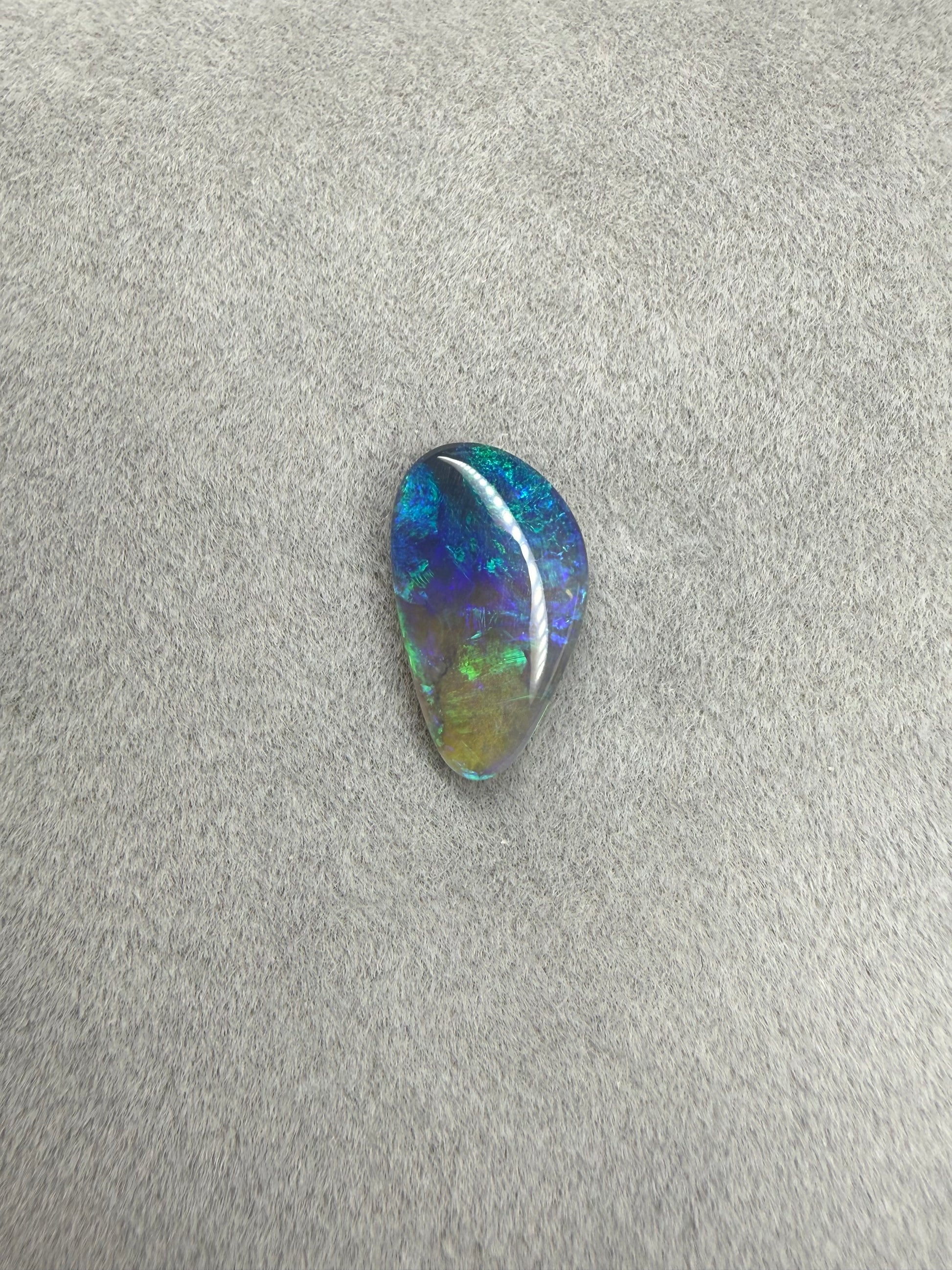 Lightning Ridge Dark Opal 1.2 ct in Freiform mit harmonischem blau-grünem Farbspiel.