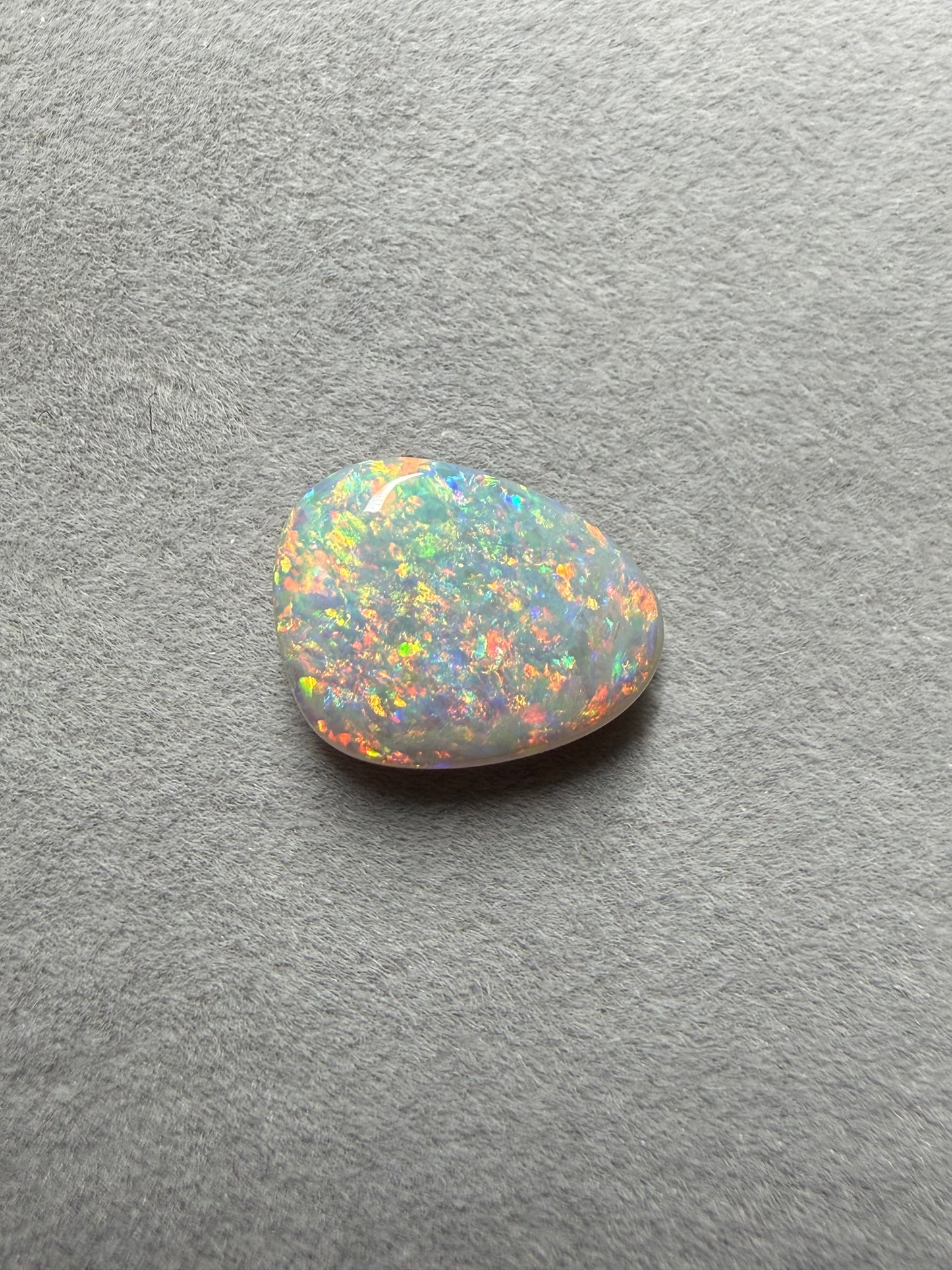 Natürlicher Dark Opal 4.1 carat Multicolor