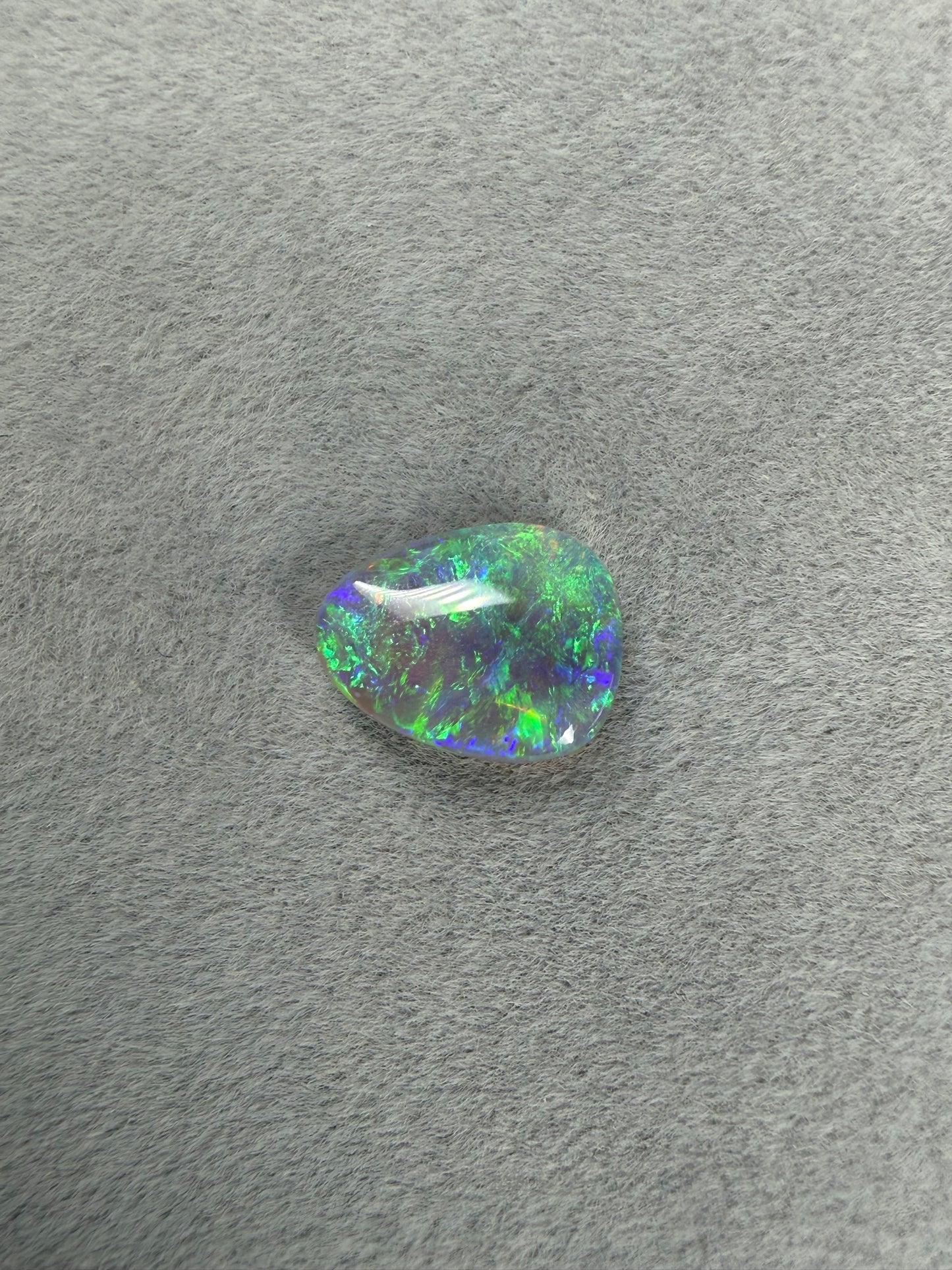 Gecarvter Crystal Opal aus Lightning Ridge mit mehrfarbigem Farbspiel