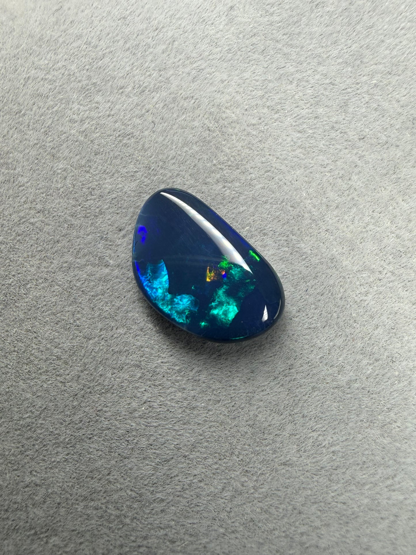 Solid Black Opal aus Lightning Ridge mit blauem und grünem Farbspiel