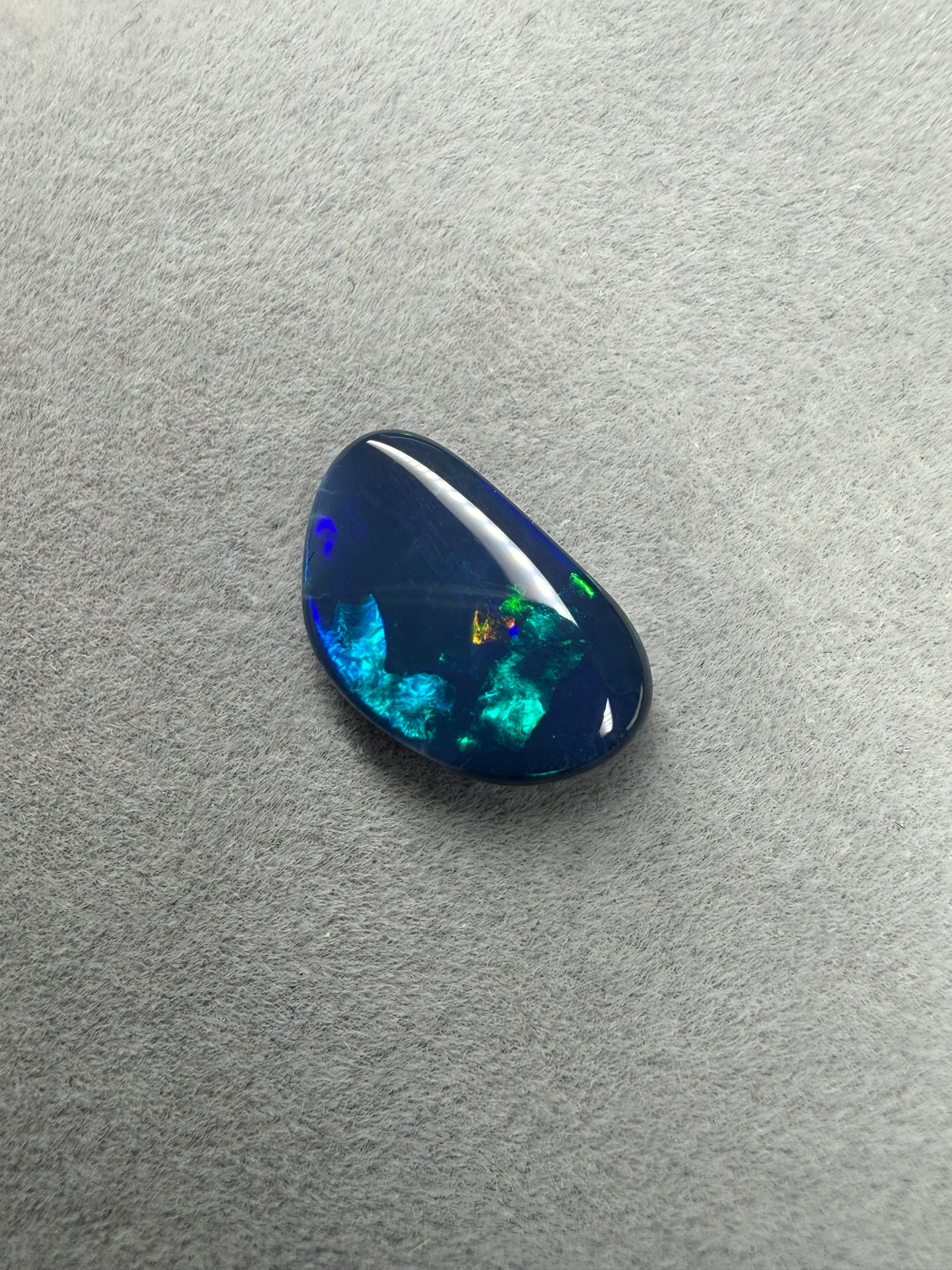 Solid Black Opal aus Lightning Ridge mit blauem und grünem Farbspiel