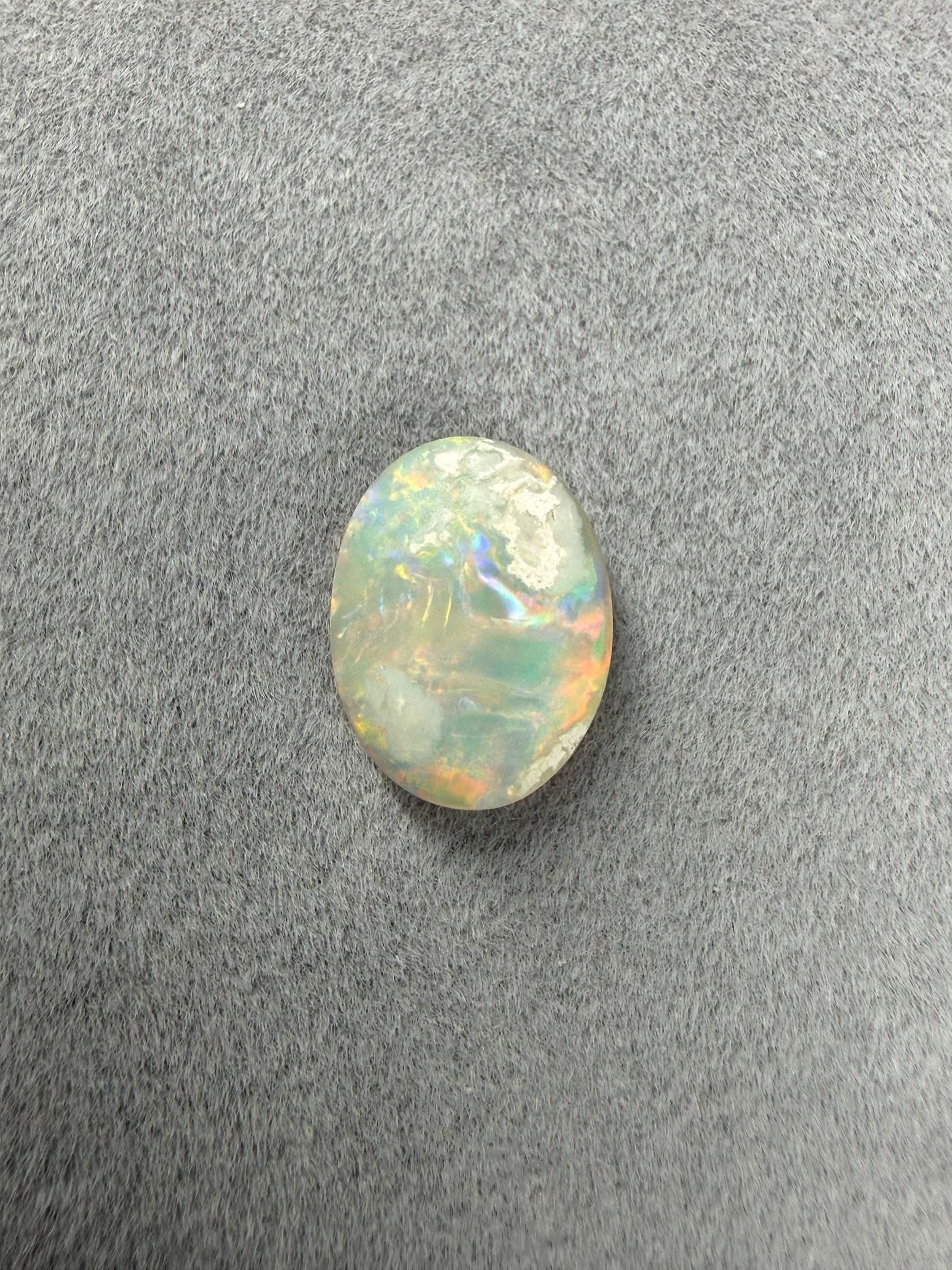 Australischer Dark Opal mit Rot, Grün, Blau und Orange