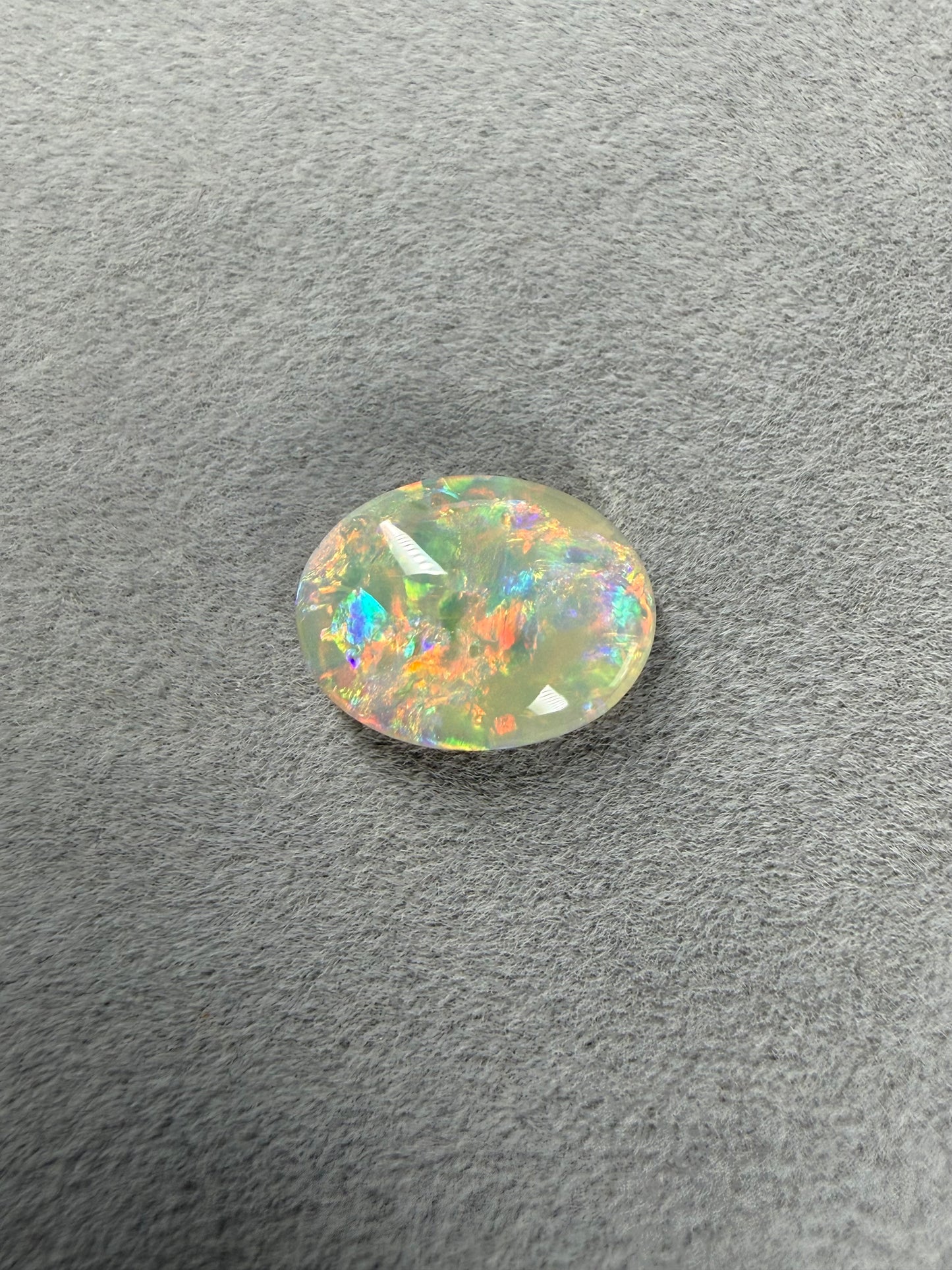Ovaler Lightning Ridge Opal 10x8x3 mm mit buntem Farbspiel