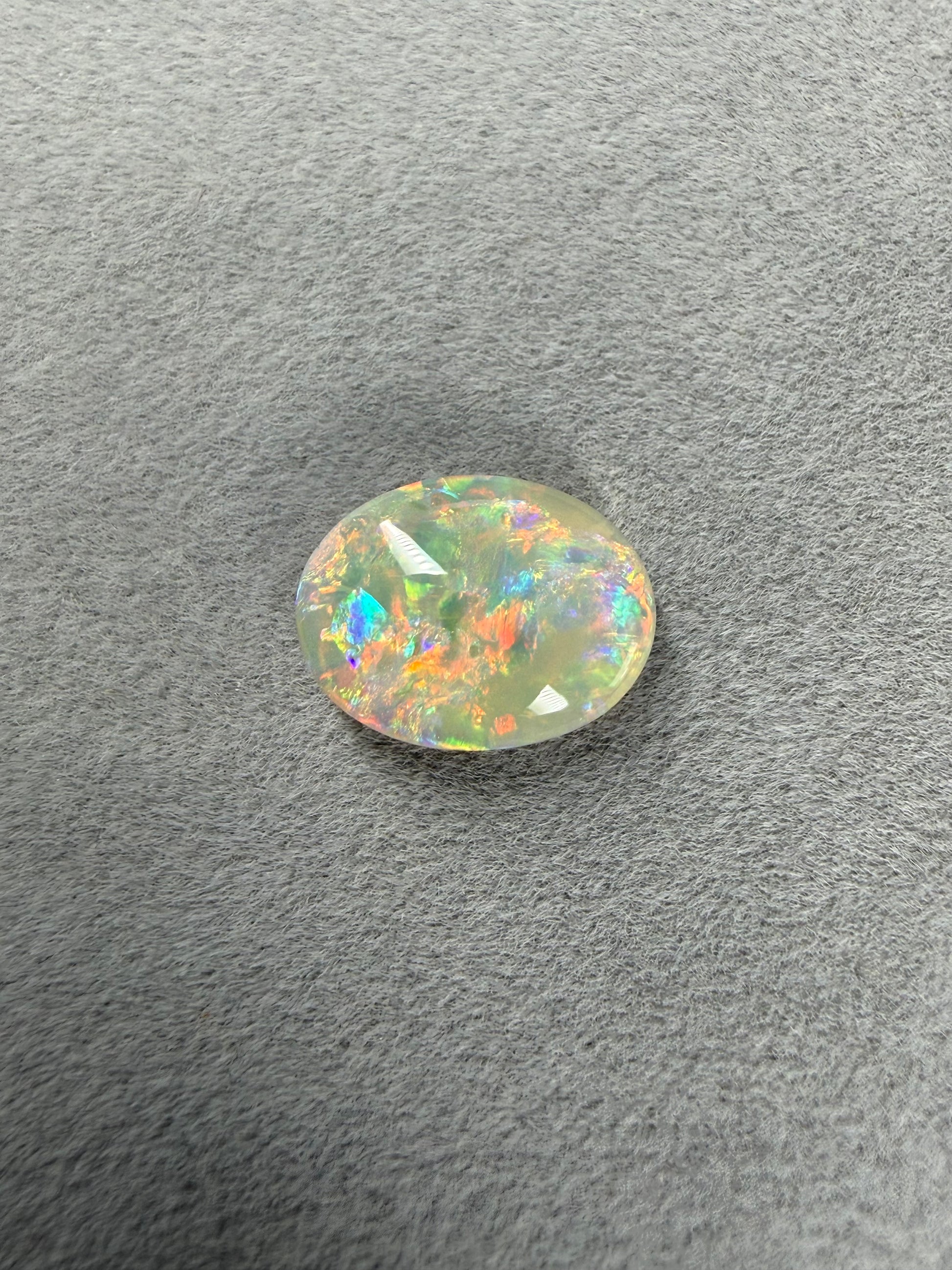 Ovaler Lightning Ridge Opal 10x8x3 mm mit buntem Farbspiel