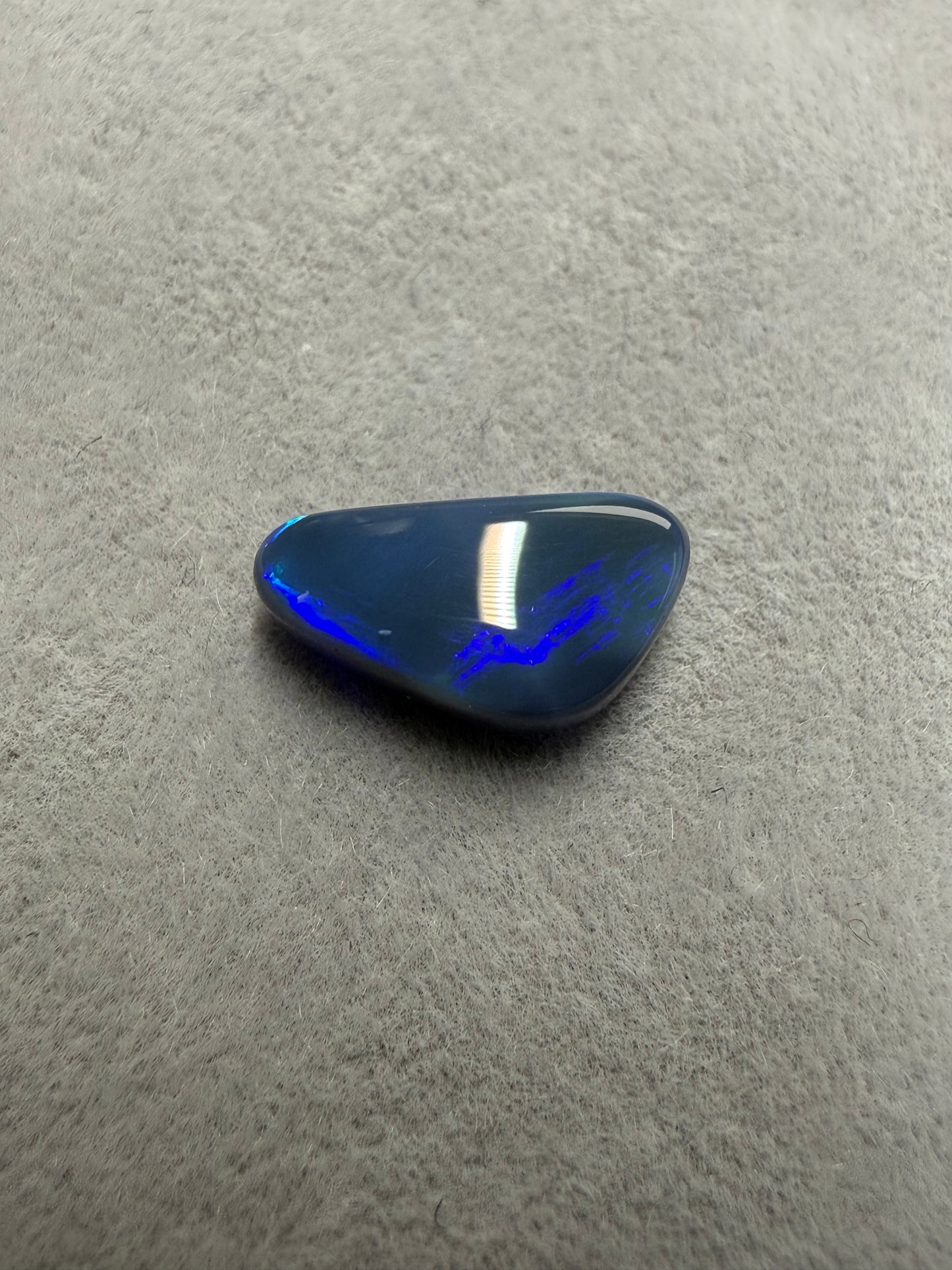 2.0 ct Solid Black Opal – Lightning Ridge, Australien | 12 × 6 × 3 mm