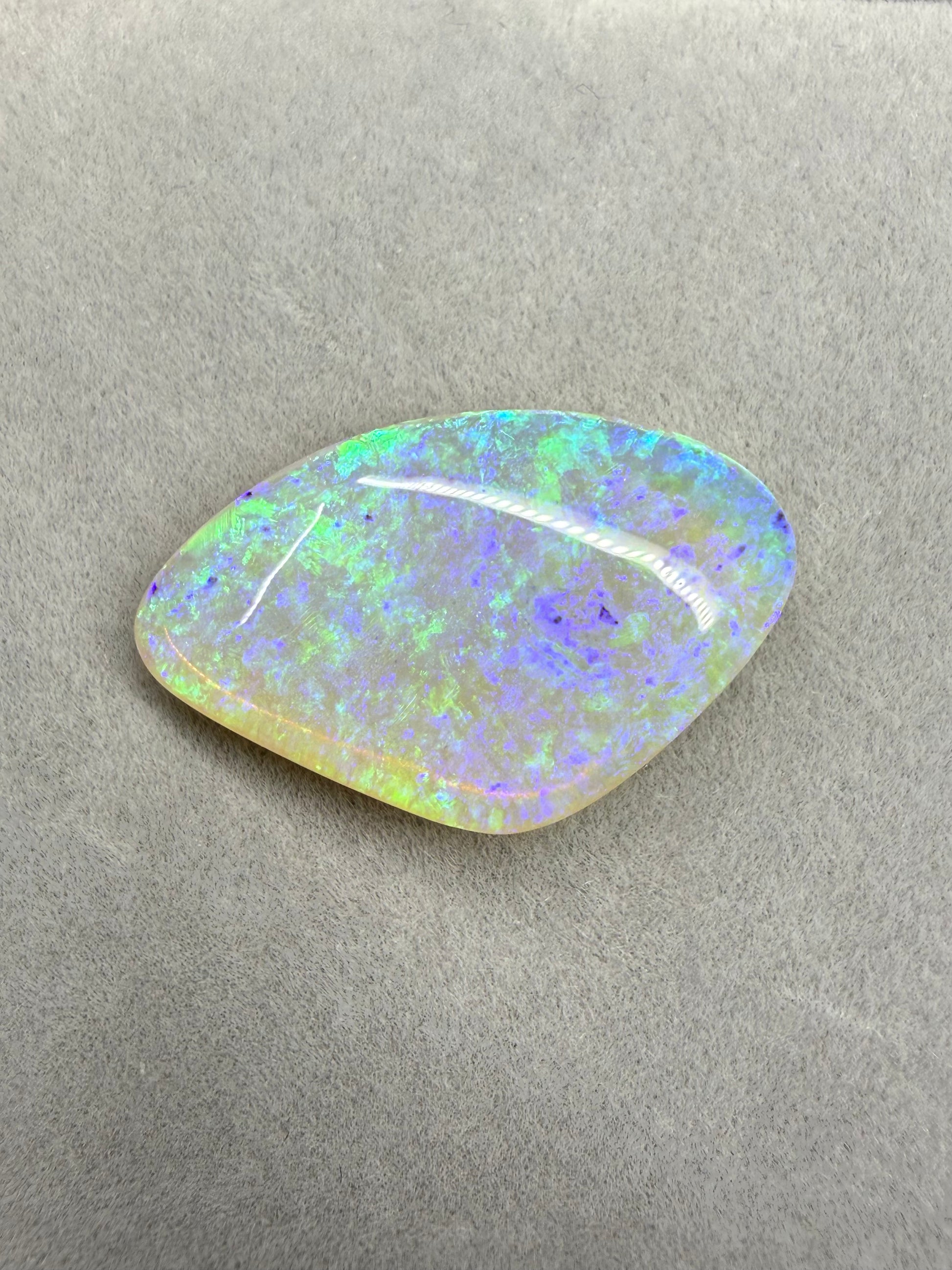 Hochwertiger Crystal Opal mit lebendigem Farbspiel für Schmuck und Sammlungen.