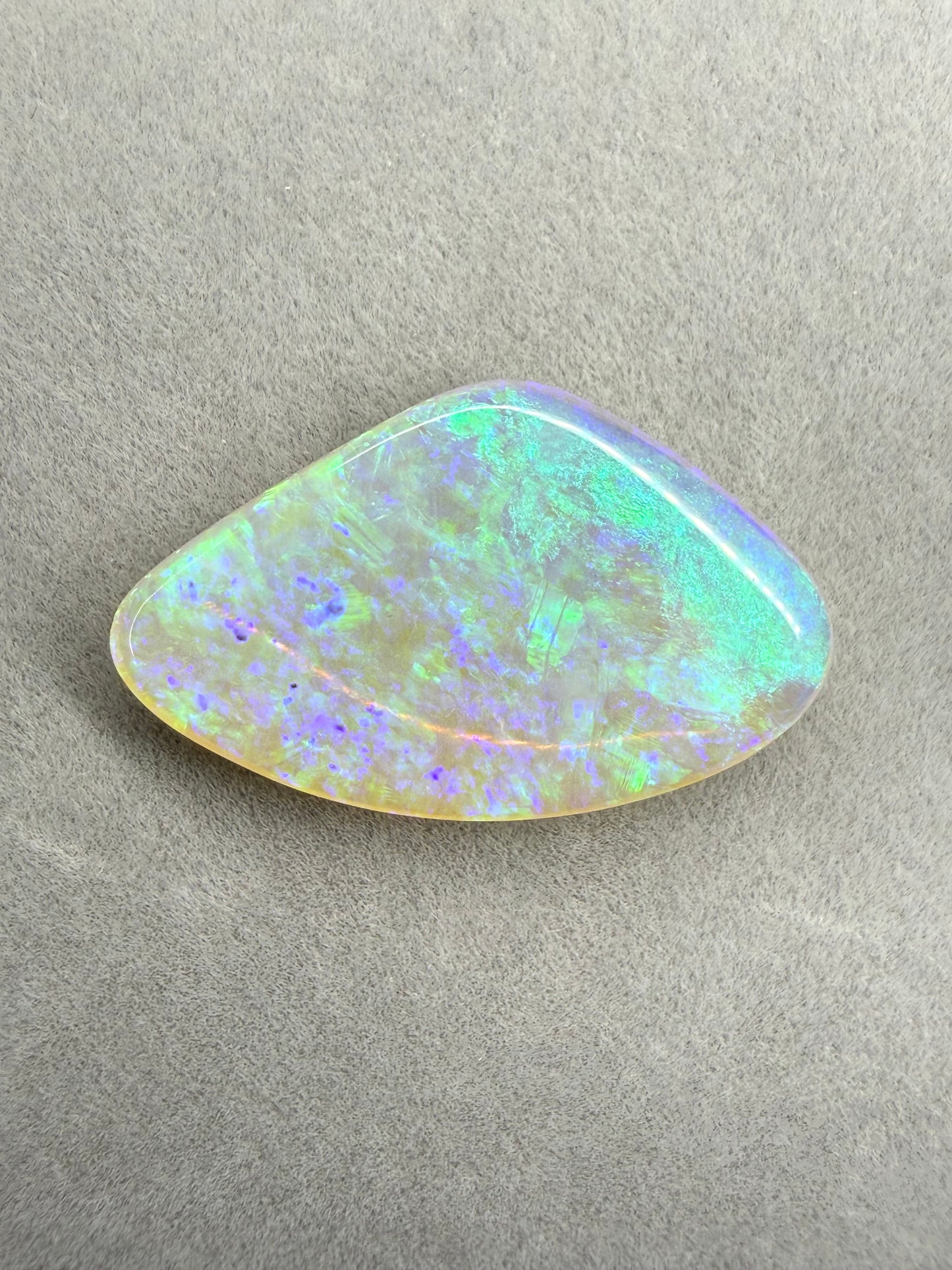Australischer Opal aus Lightning Ridge, doppelseitig geschliffen und poliert.