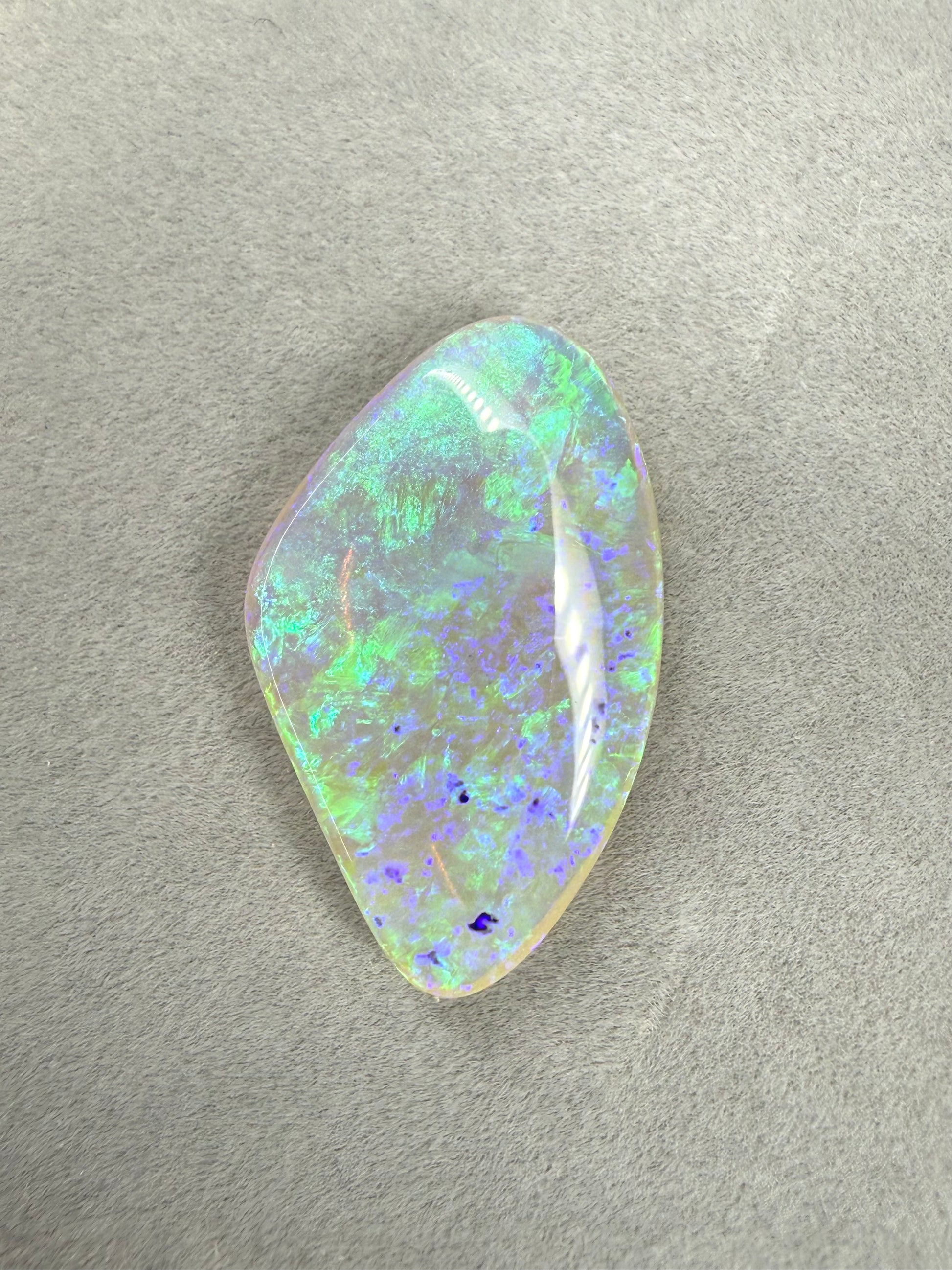 Natürlicher Crystal Opal aus Australien mit brillantem Farbspiel in Blau und Grün.