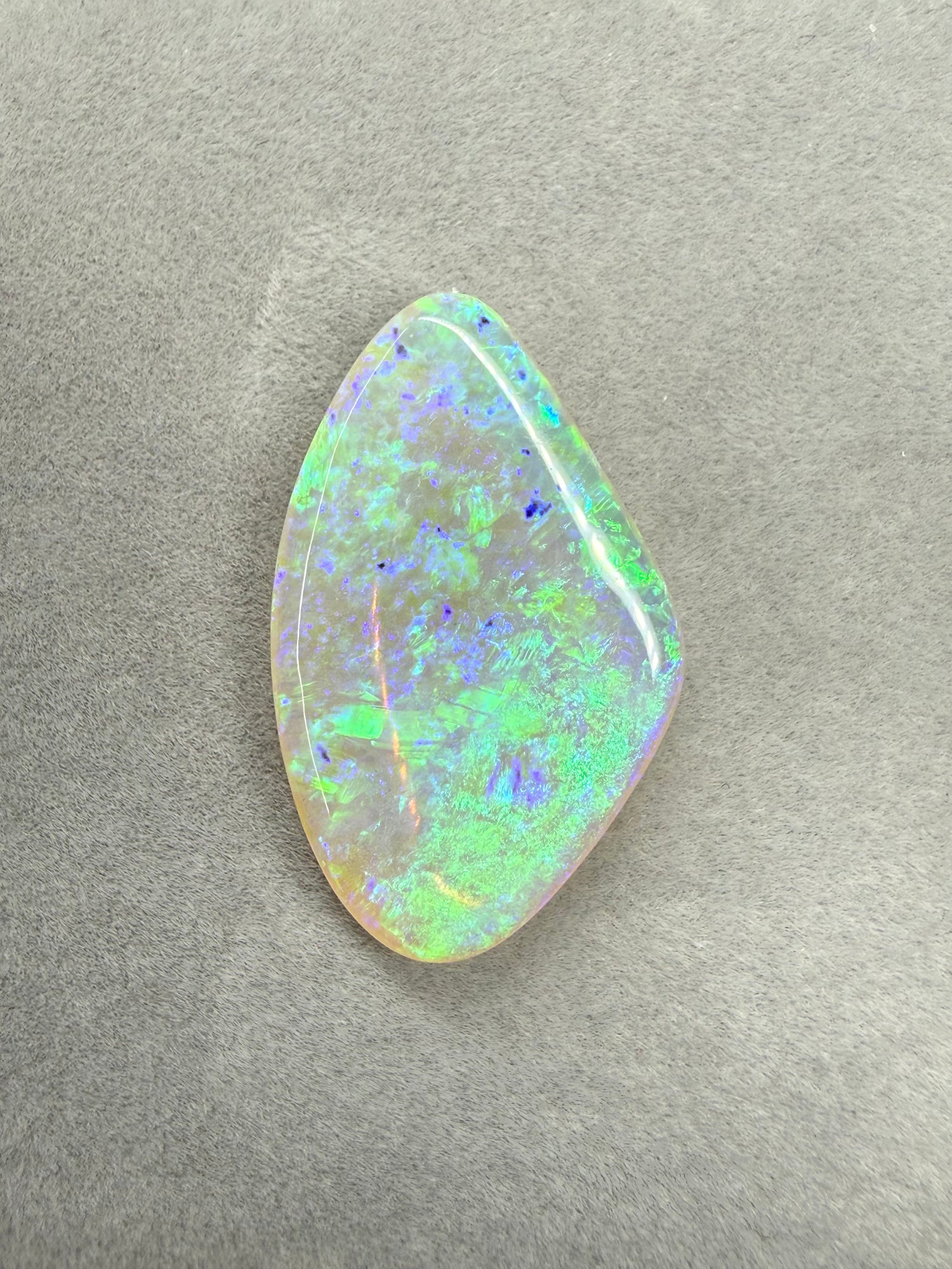 14.2ct Crystal Opal aus Lightning Ridge mit intensivem Blau-Grün-Farbspiel.