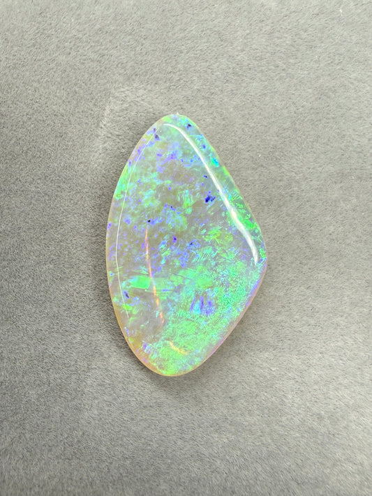 14.2ct Crystal Opal aus Lightning Ridge mit intensivem Blau-Grün-Farbspiel.