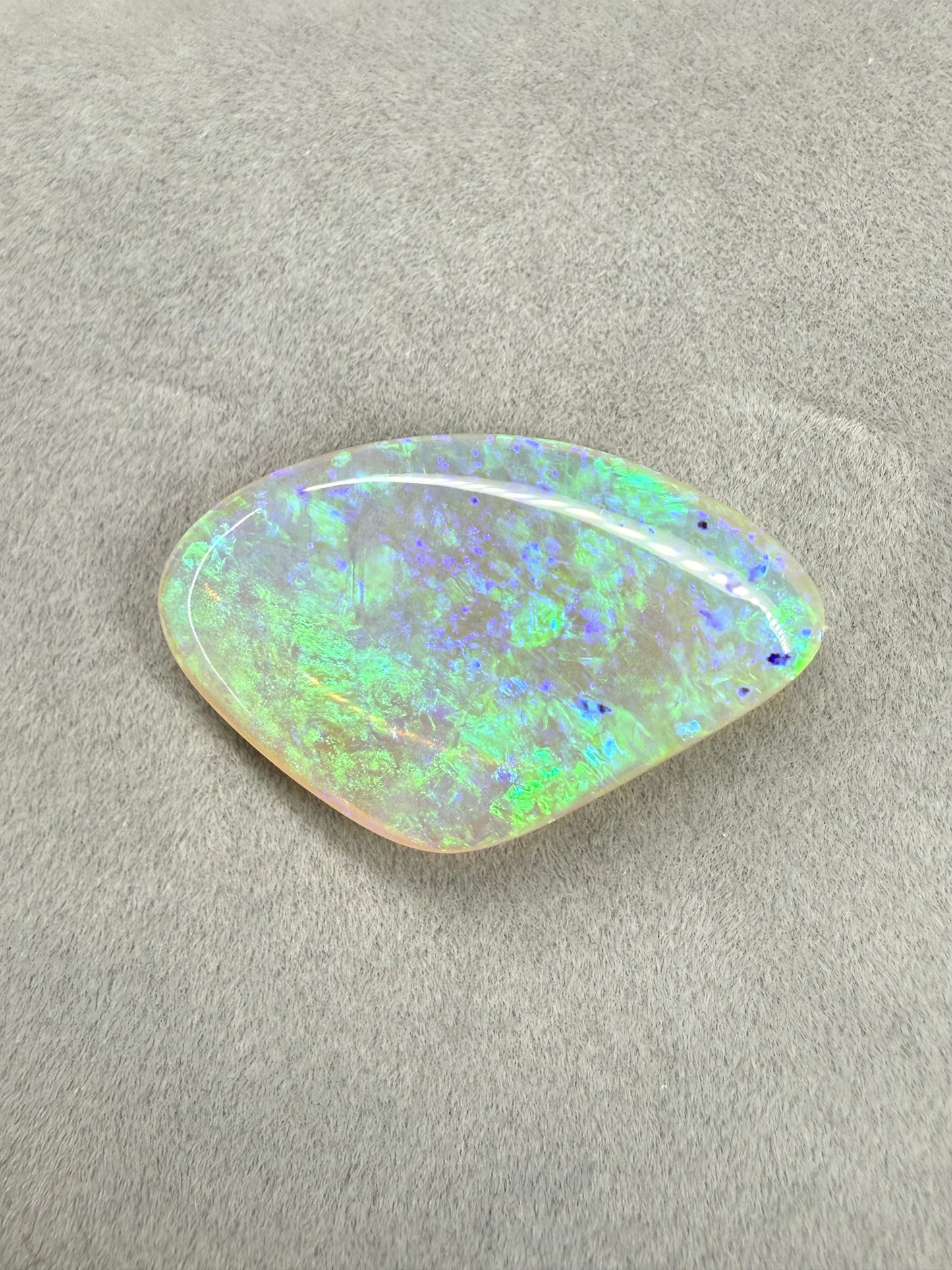 Doppelseitig polierter australischer Crystal Opal mit leuchtenden Farben.