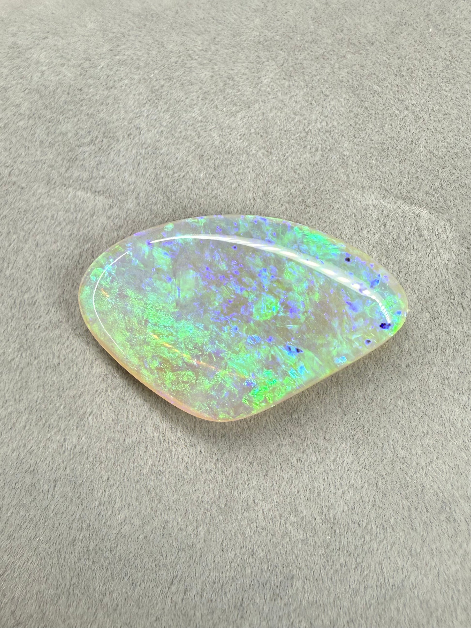 Doppelseitig polierter australischer Crystal Opal mit leuchtenden Farben.