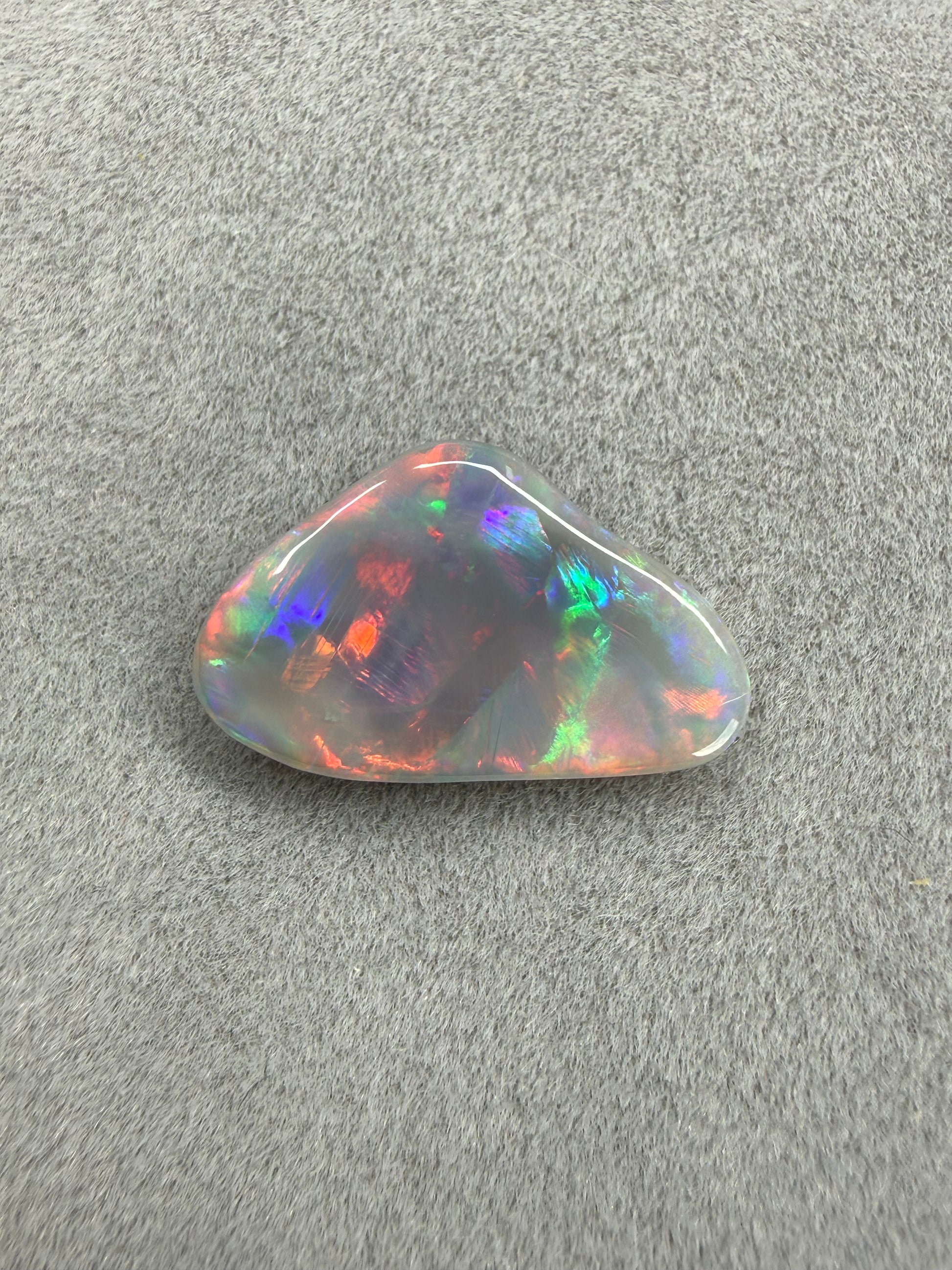 Masterpiece Opals Store Solid Dark Opal Multicolour auf grauem Hintergrund