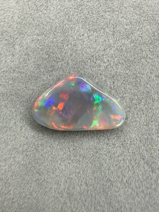 Masterpiece Opals Store Solid Dark Opal Multicolour auf grauem Hintergrund