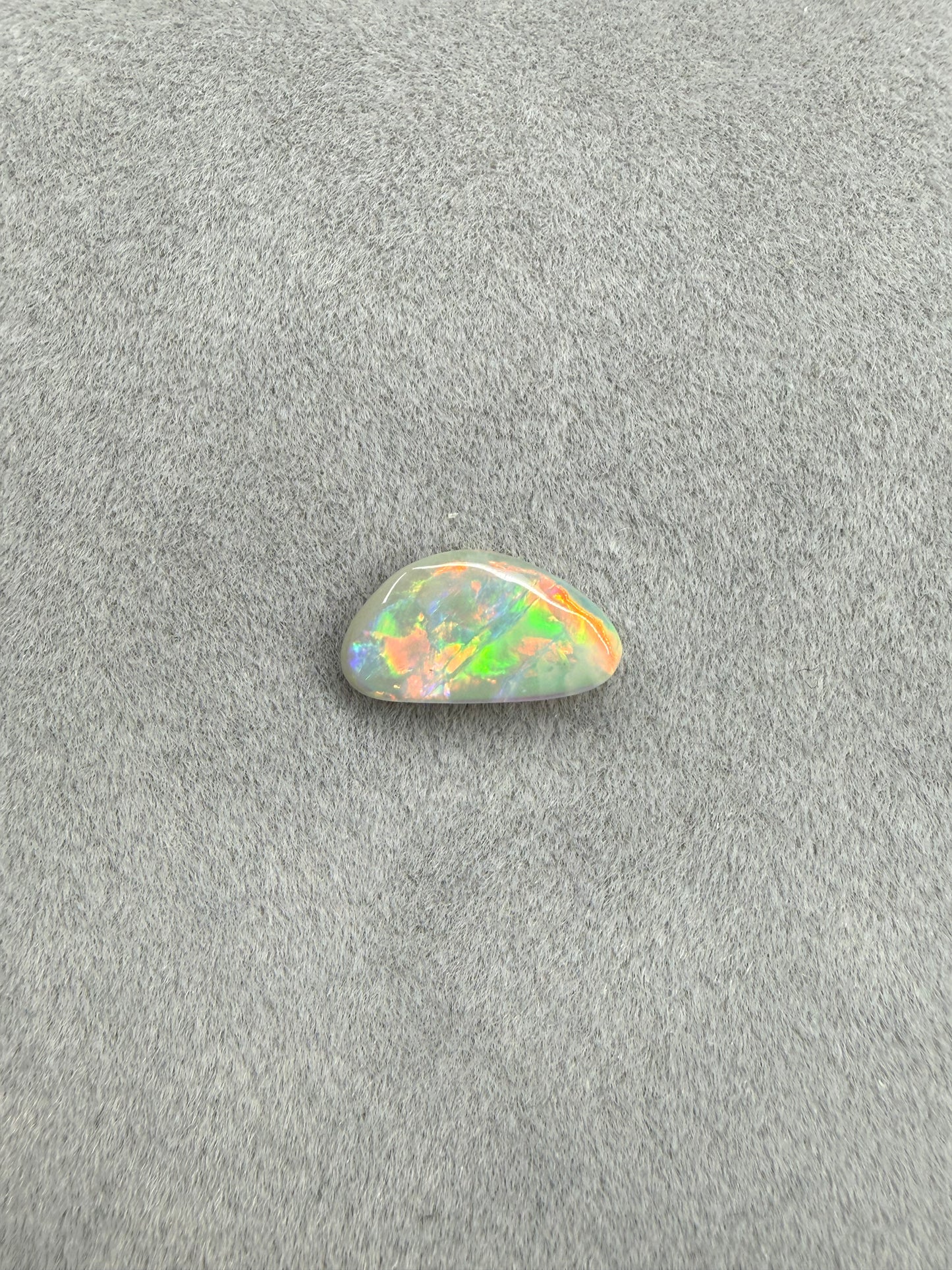 0.9ct Solider Dunkler Opal mit Neon Farbspiel von Masterpiece Opals Store