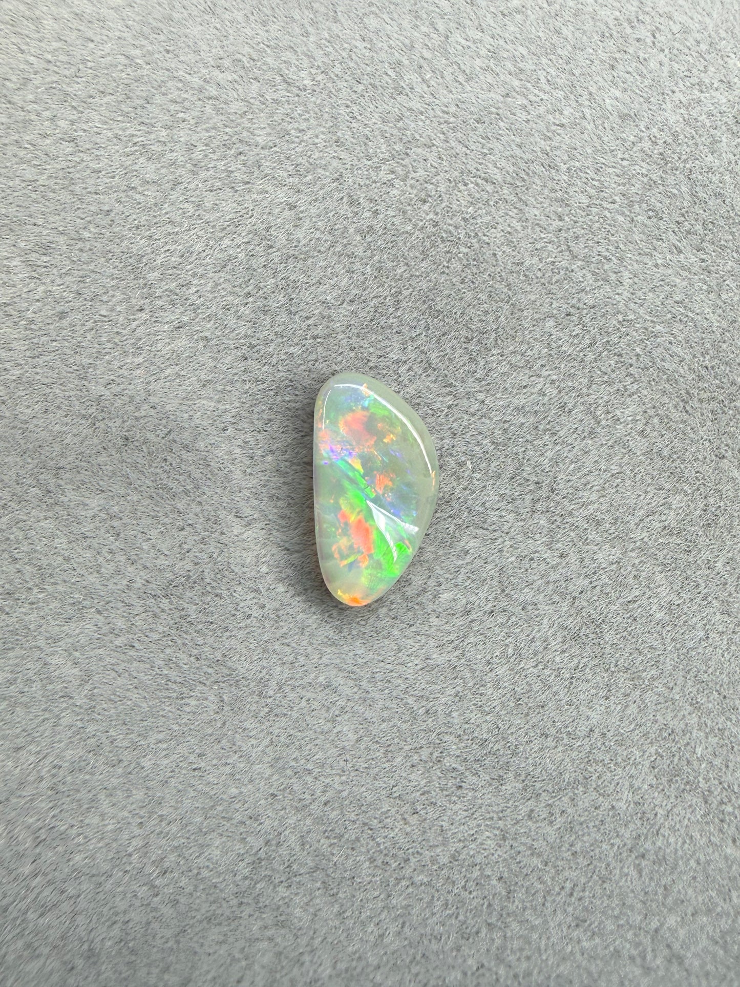 0.9ct Solider Dunkler Opal mit Neon Farbspiel von Masterpiece Opals Store