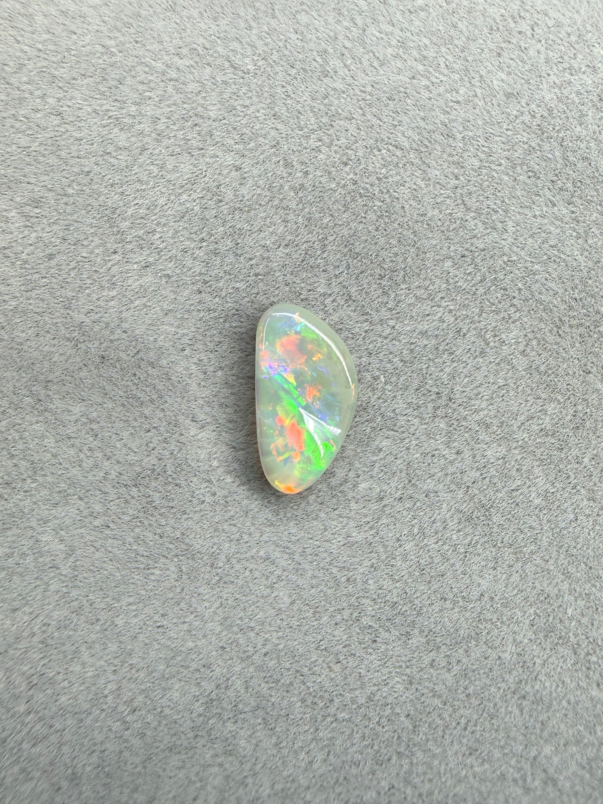0.9ct Solider Dunkler Opal mit Neon Farbspiel von Masterpiece Opals Store