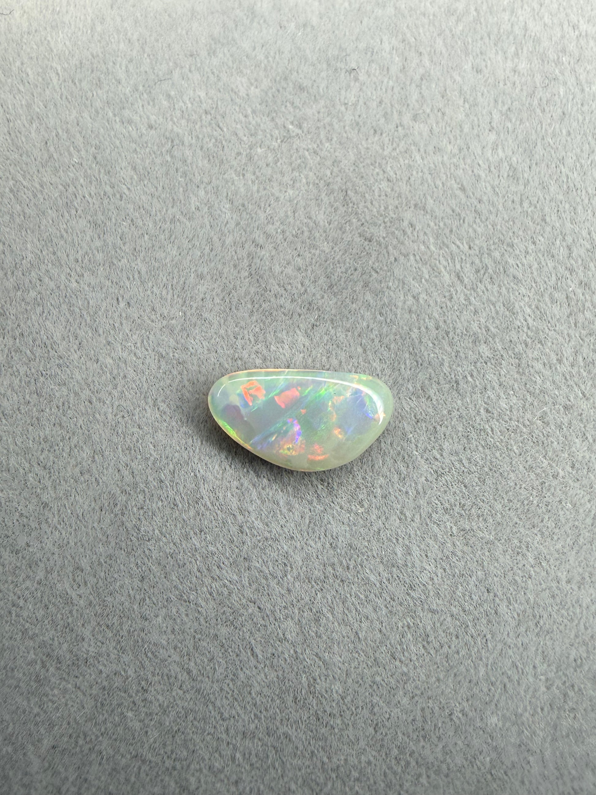 0.9ct Solider Dunkler Opal mit Neon Farbspiel von Masterpiece Opals Store