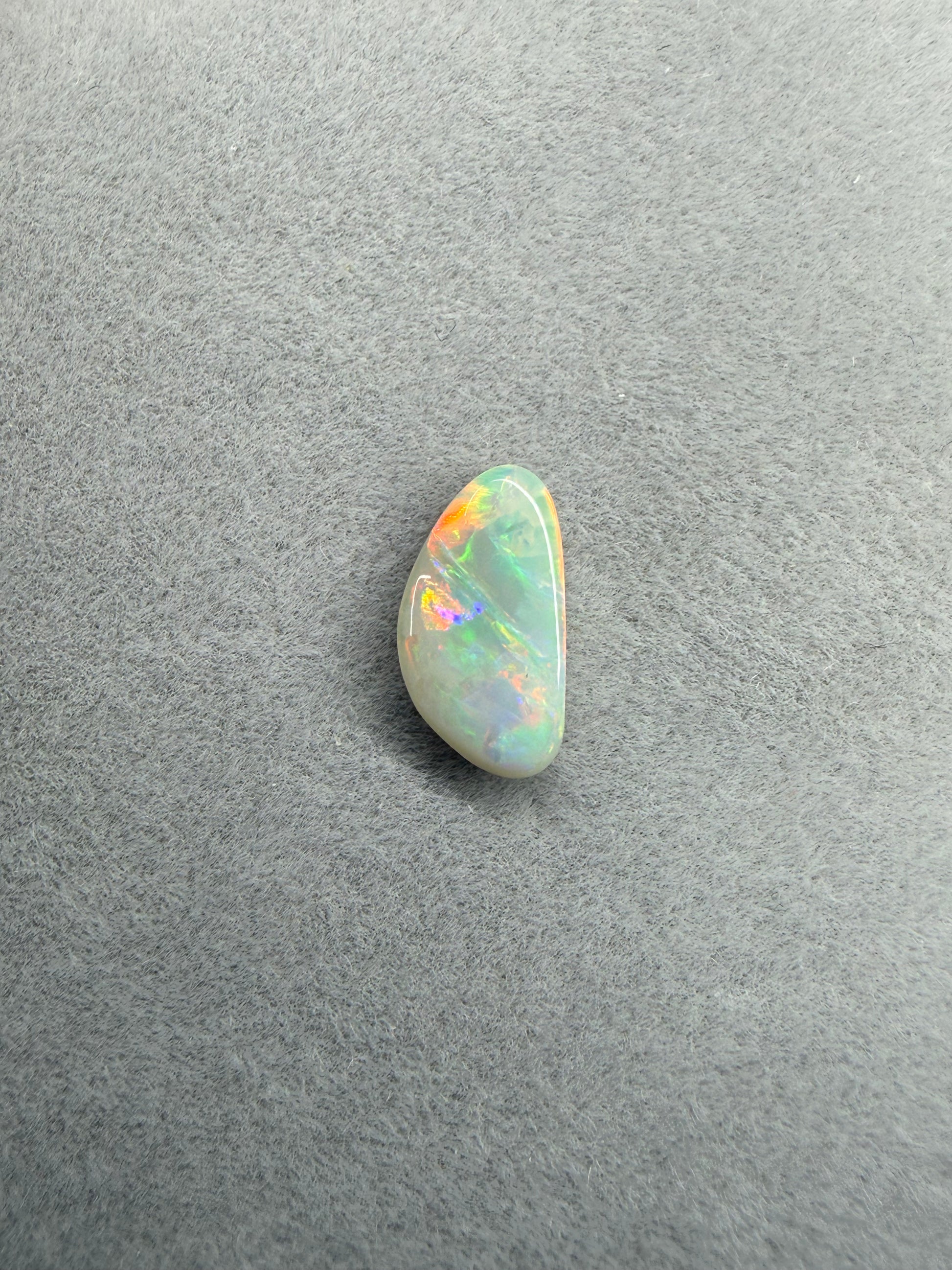0.9ct Solider Dunkler Opal von Masterpiece Opals Store mit Neon Farbspiel