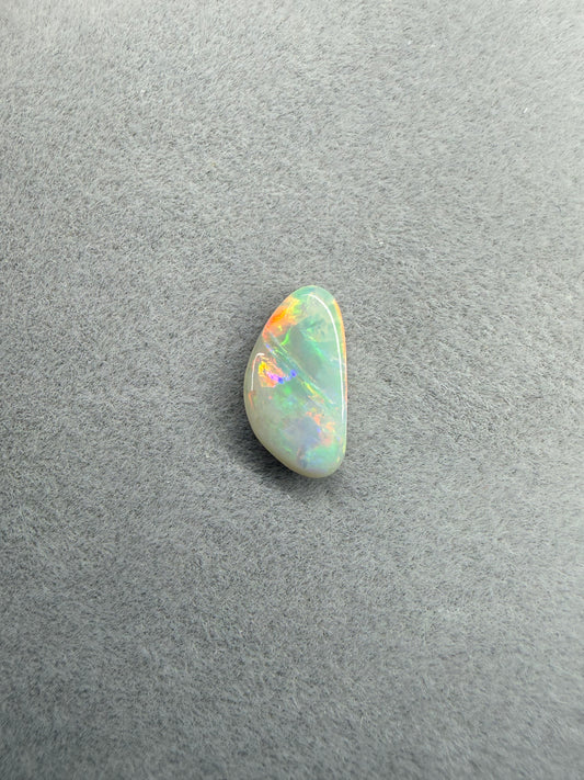 0.9ct Solider Dunkler Opal von Masterpiece Opals Store mit Neon Farbspiel