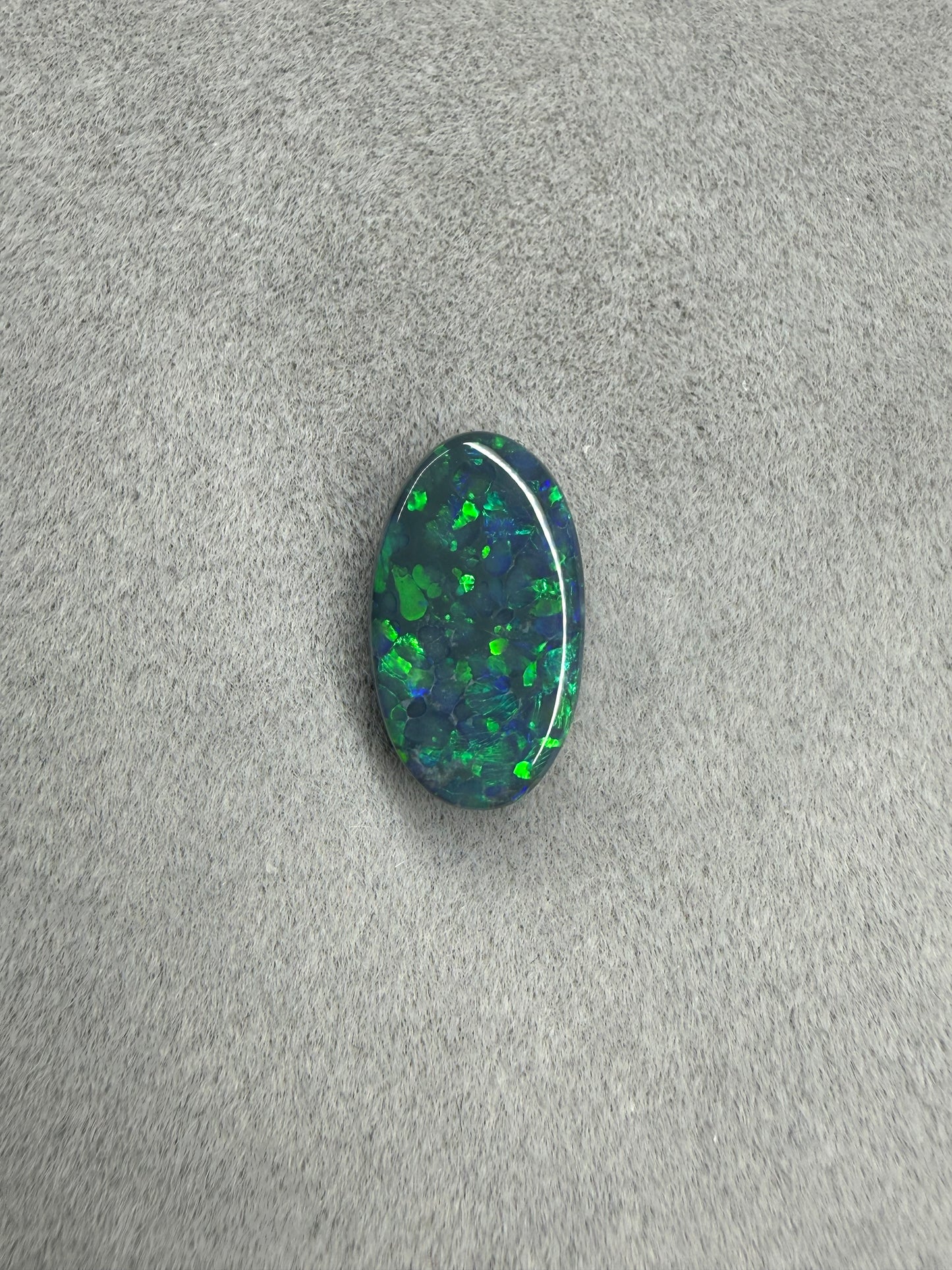 Hochwertiger australischer Black Opal mit intensivem Farbspiel.