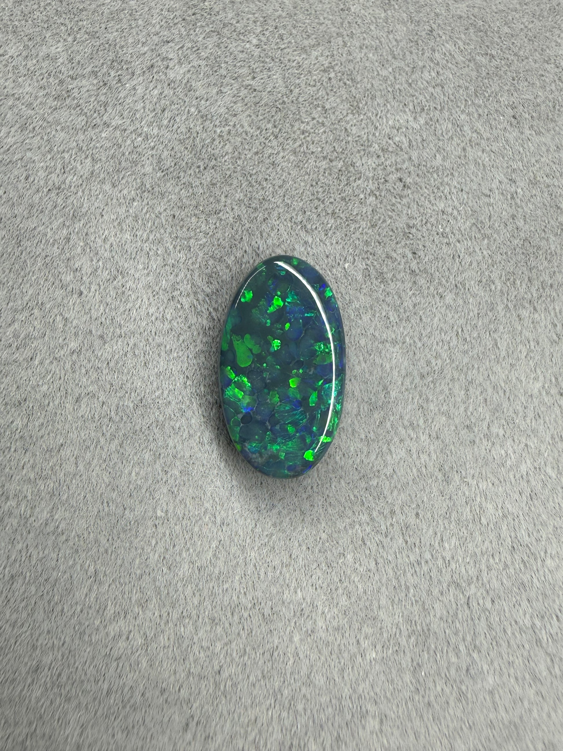 Hochwertiger australischer Black Opal mit intensivem Farbspiel.