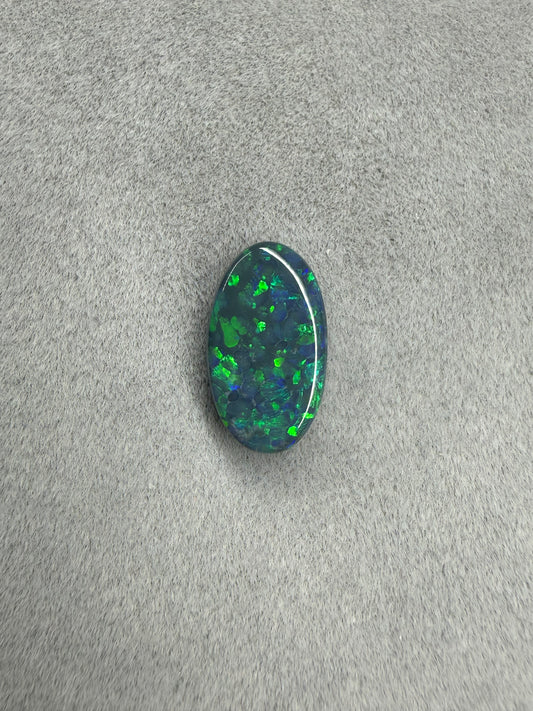 Hochwertiger australischer Black Opal mit intensivem Farbspiel.