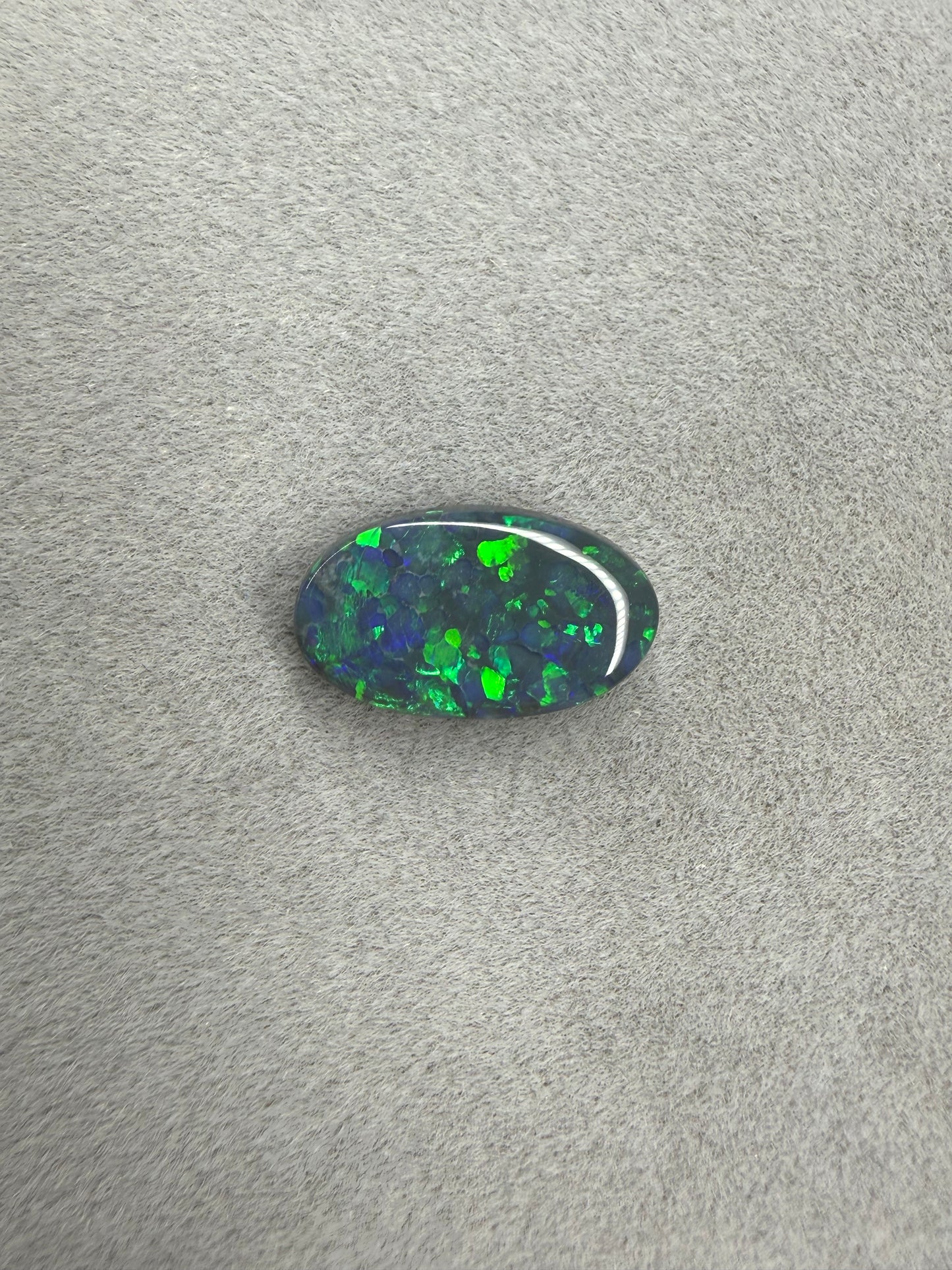 Lightning Ridge Black Opal für Schmuck und Edelsteinsammlungen.