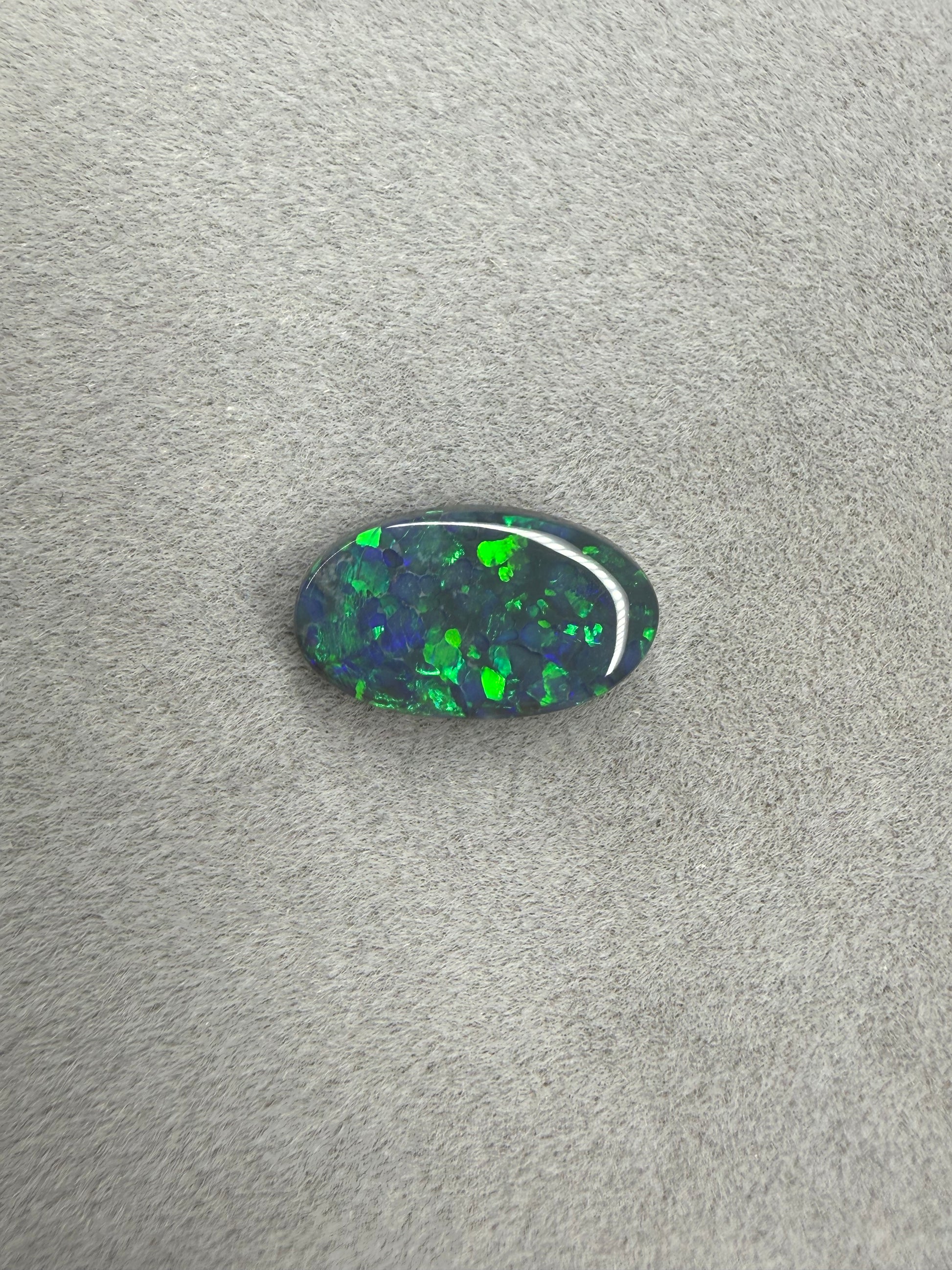 Lightning Ridge Black Opal für Schmuck und Edelsteinsammlungen.