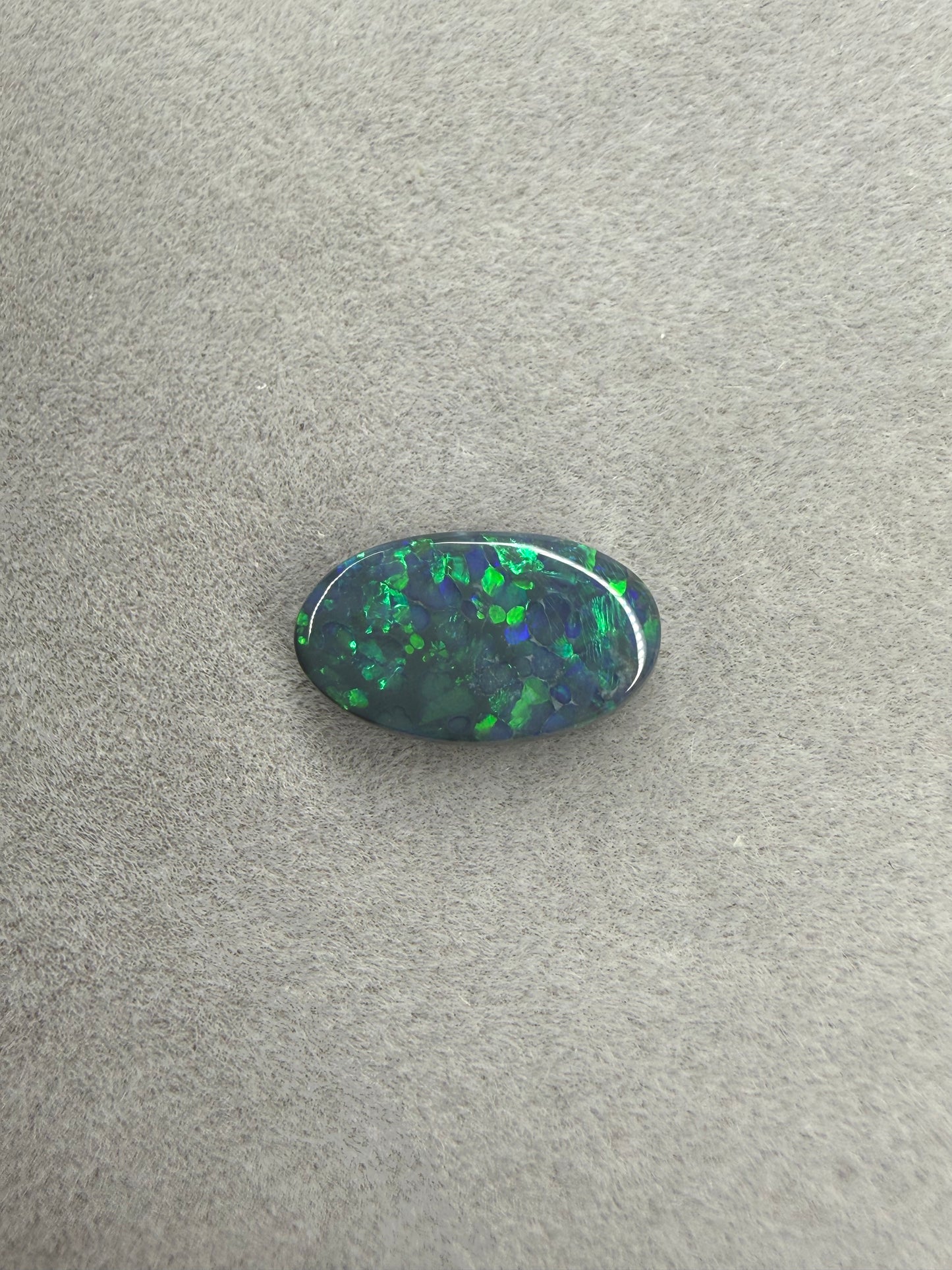 Australischer Black Opal mit natürlicher Flagstone-Struktur.
