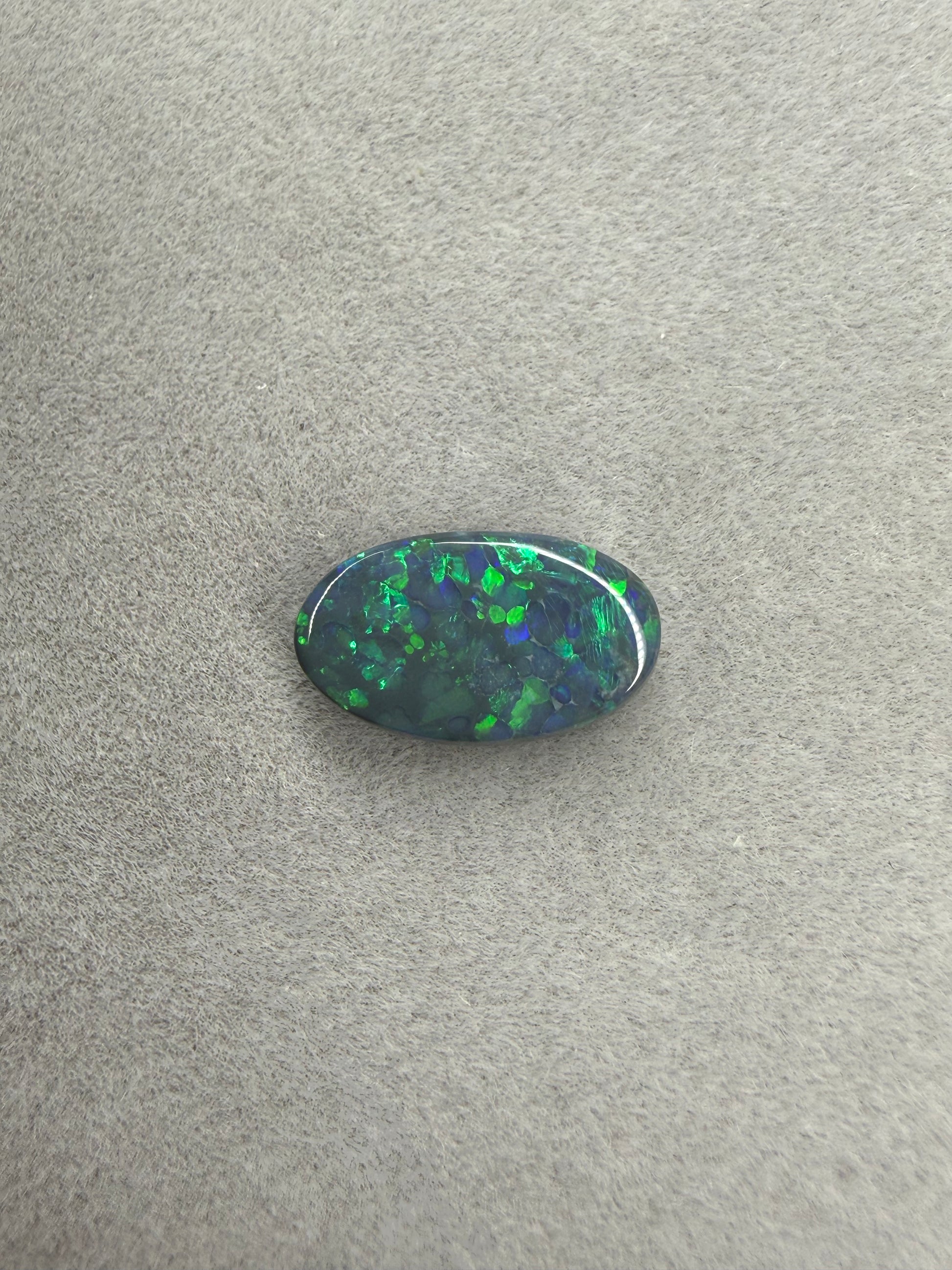 Australischer Black Opal mit natürlicher Flagstone-Struktur.