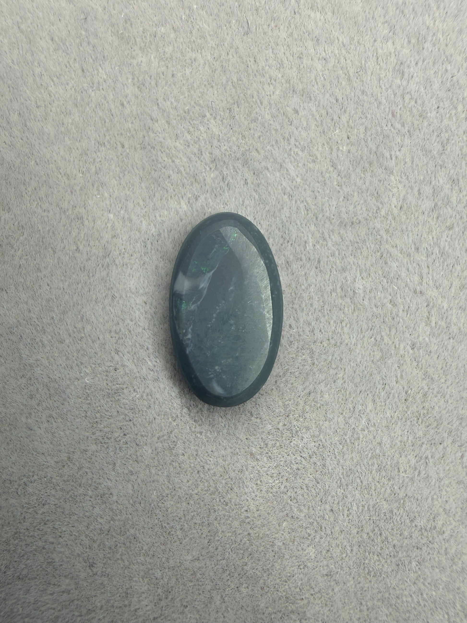 2.1ct Solid Black Opal aus Lightning Ridge mit blau-grünem Farbspiel.