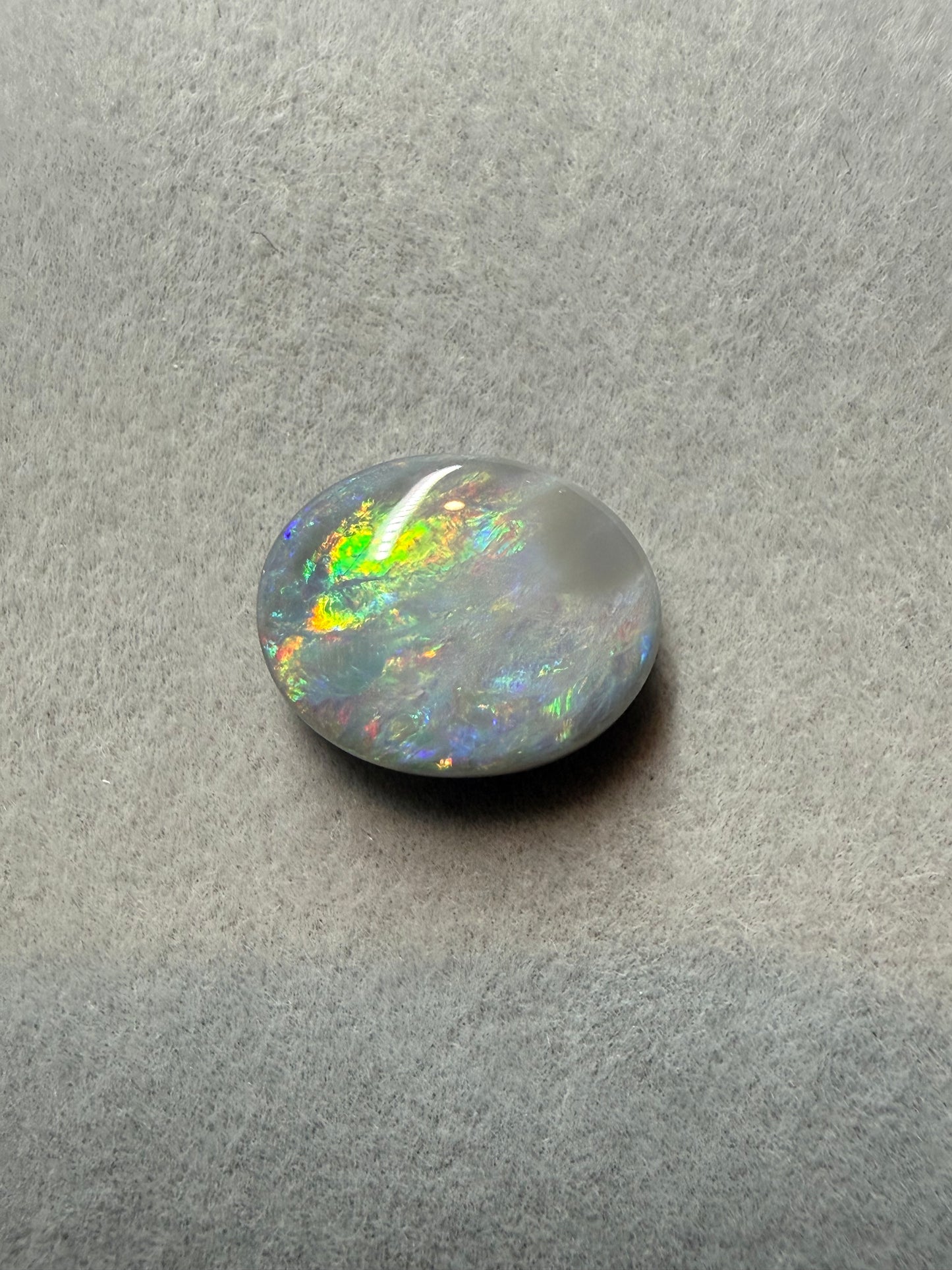 Lightning Ridge Dark Opal 3,2 ct mit sanftem Pastell-Farbspiel in Blau und Grün.