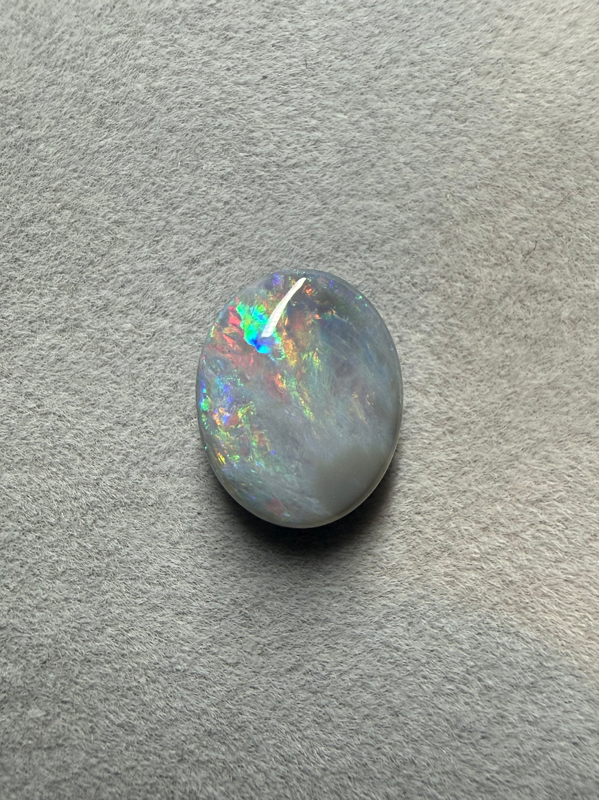 Natürlicher Dark Opal 3,2 ct aus Australien in ovaler Form.