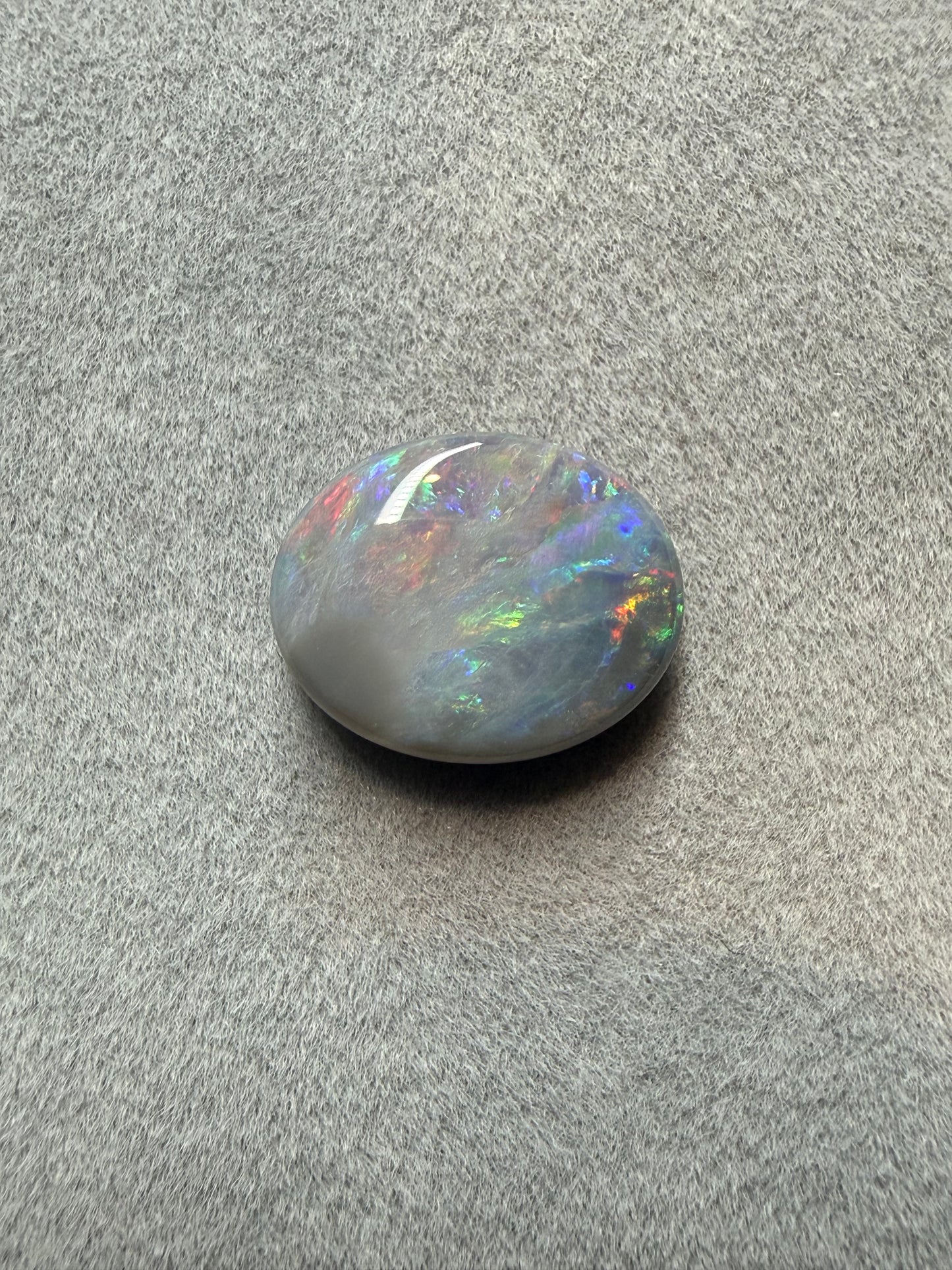 Australischer Dark Opal mit Blau-, Grün-, Gelb- und Orangeakzenten.