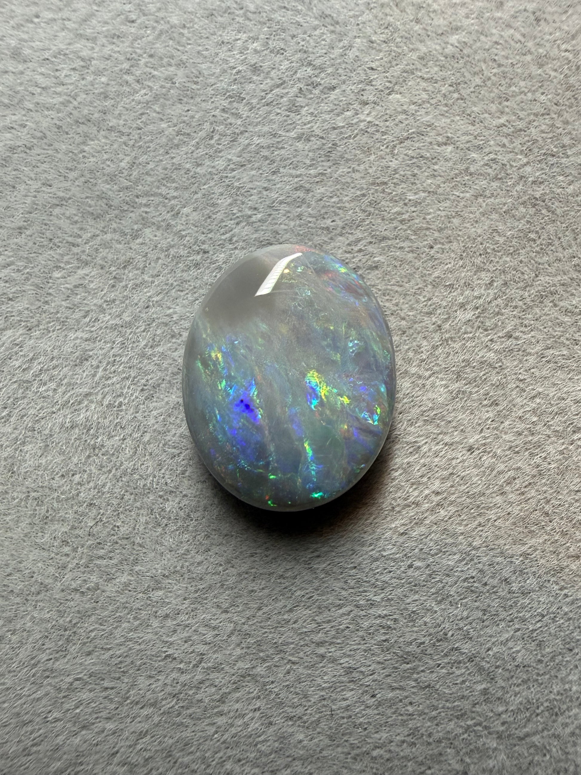 Hochwertiger Lightning Ridge Dark Opal 3,2 ct für exklusive Schmuckanfertigungen.
