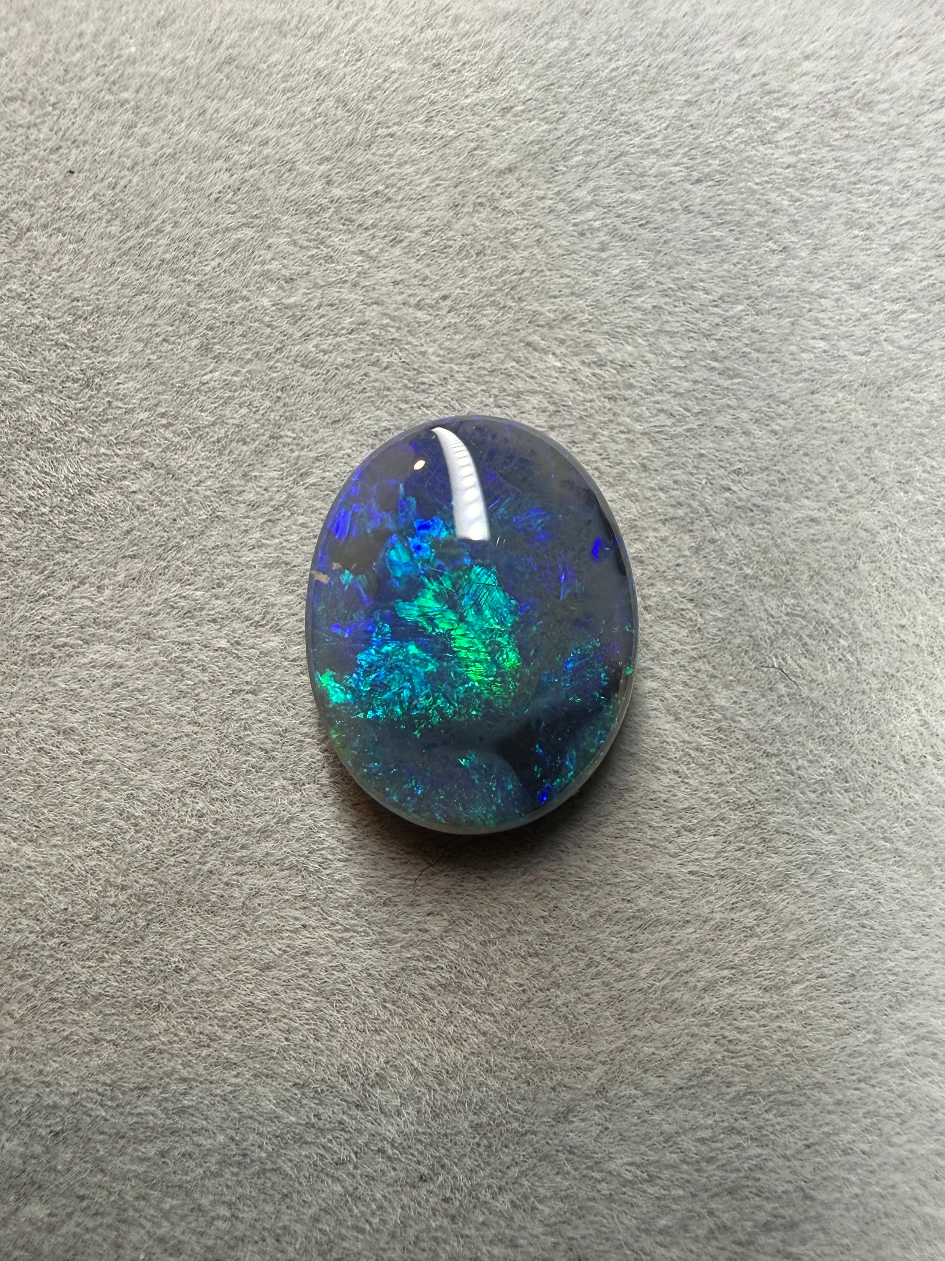 Lightning Ridge Dark Opal 4,0 ct mit intensivem blau-grünem Farbspiel im Ovalschliff.