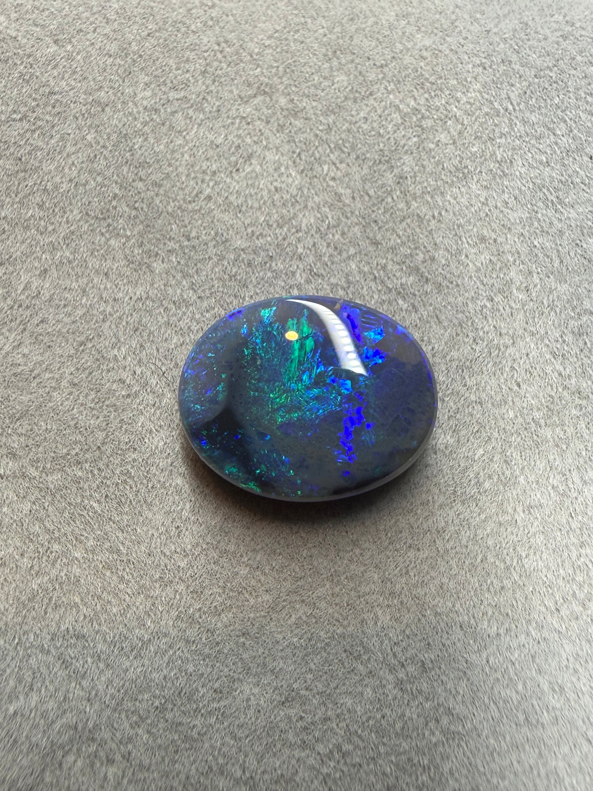 Natürlicher Dark Opal 4,0 ct aus Australien in ovaler Form.