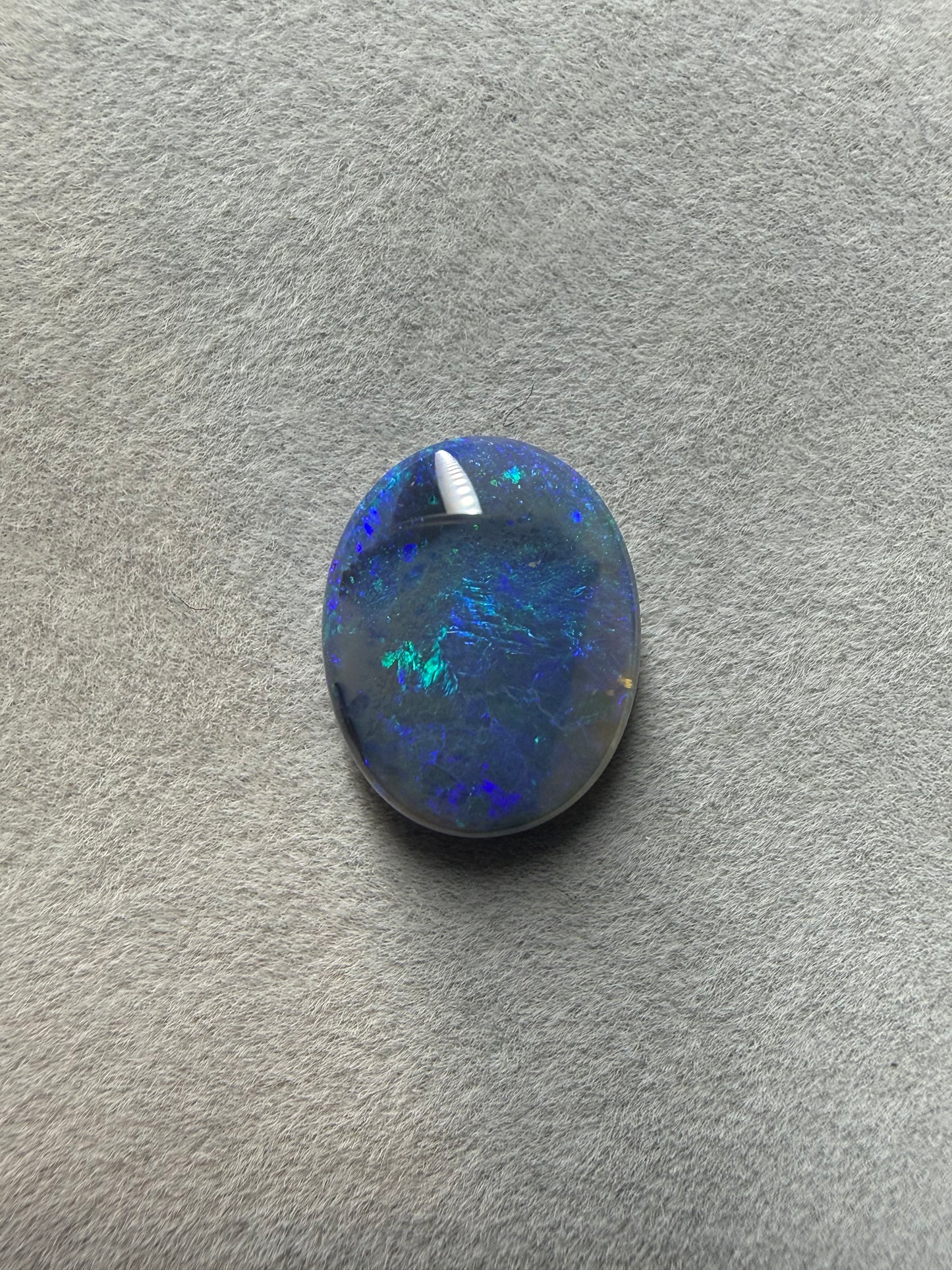 Australischer Dark Opal mit leuchtendem blau-grünem Opalfeuer und hochwertiger Politur.