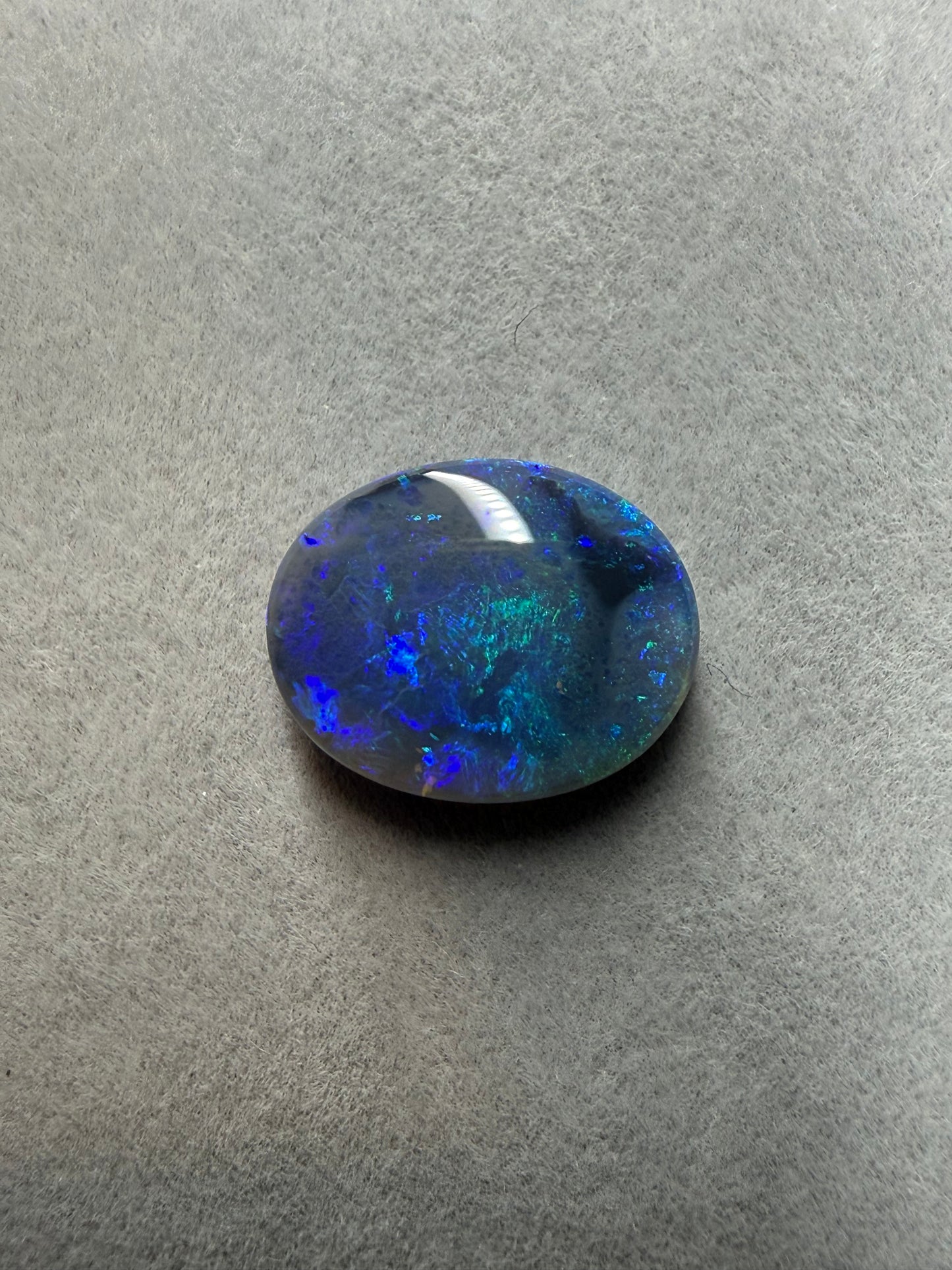 Hochwertiger Lightning Ridge Dark Opal 4,0 ct für exklusive Schmuckanfertigungen.