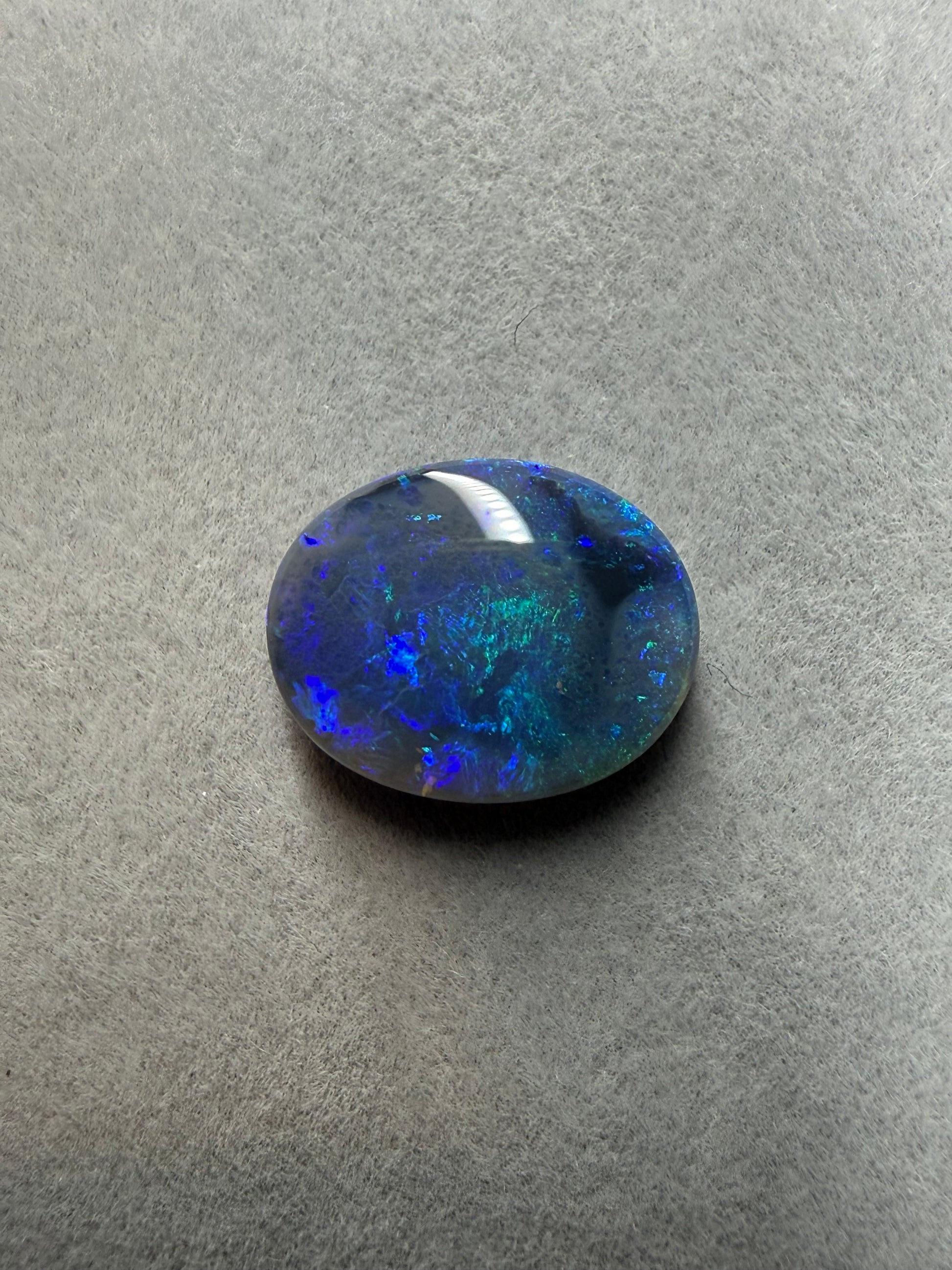 Hochwertiger Lightning Ridge Dark Opal 4,0 ct für exklusive Schmuckanfertigungen.