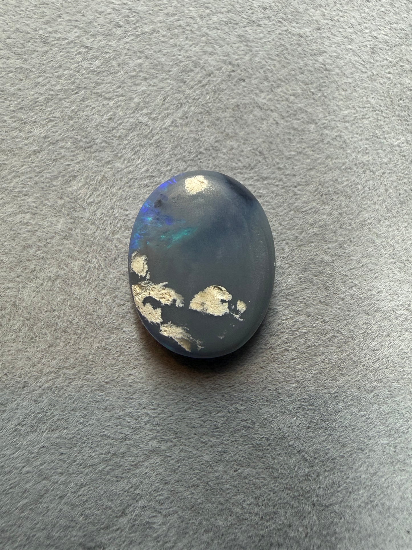 Rückseite des natürlichen Lightning Ridge Dark Opals 4,0 ct mit hochwertiger Politur und natürlicher Oberfläche.