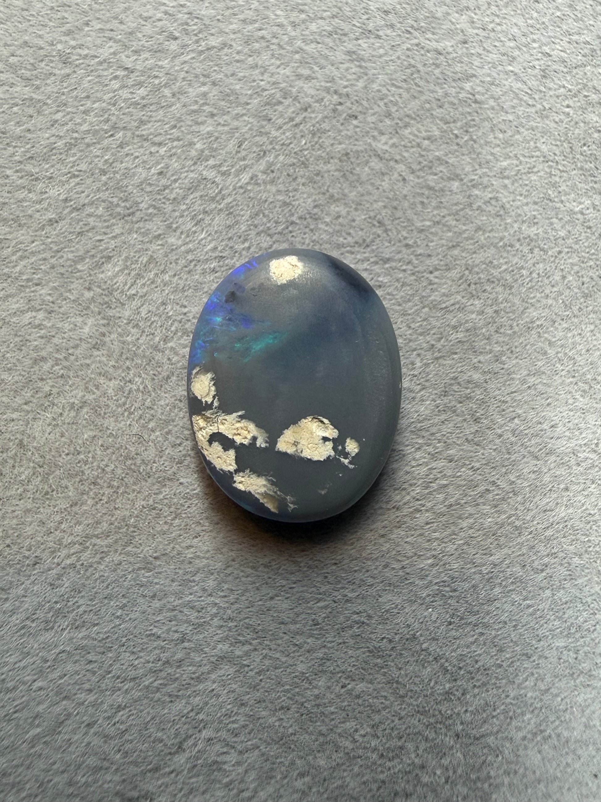 Rückseite des natürlichen Lightning Ridge Dark Opals 4,0 ct mit hochwertiger Politur und natürlicher Oberfläche.