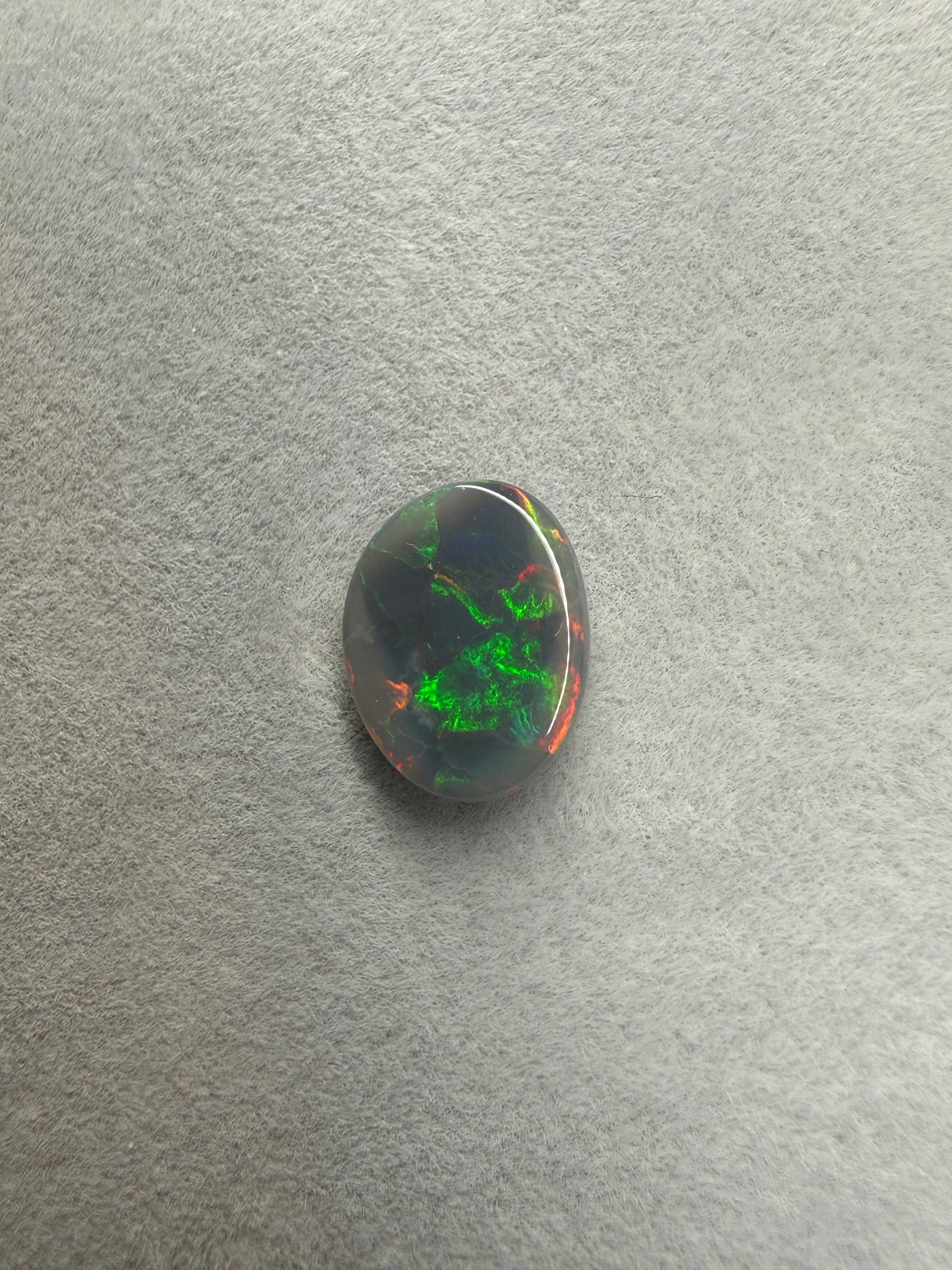 Hochwertiger Lightning Ridge Dark Opal 1,8 ct für exklusive Schmuckanfertigungen.